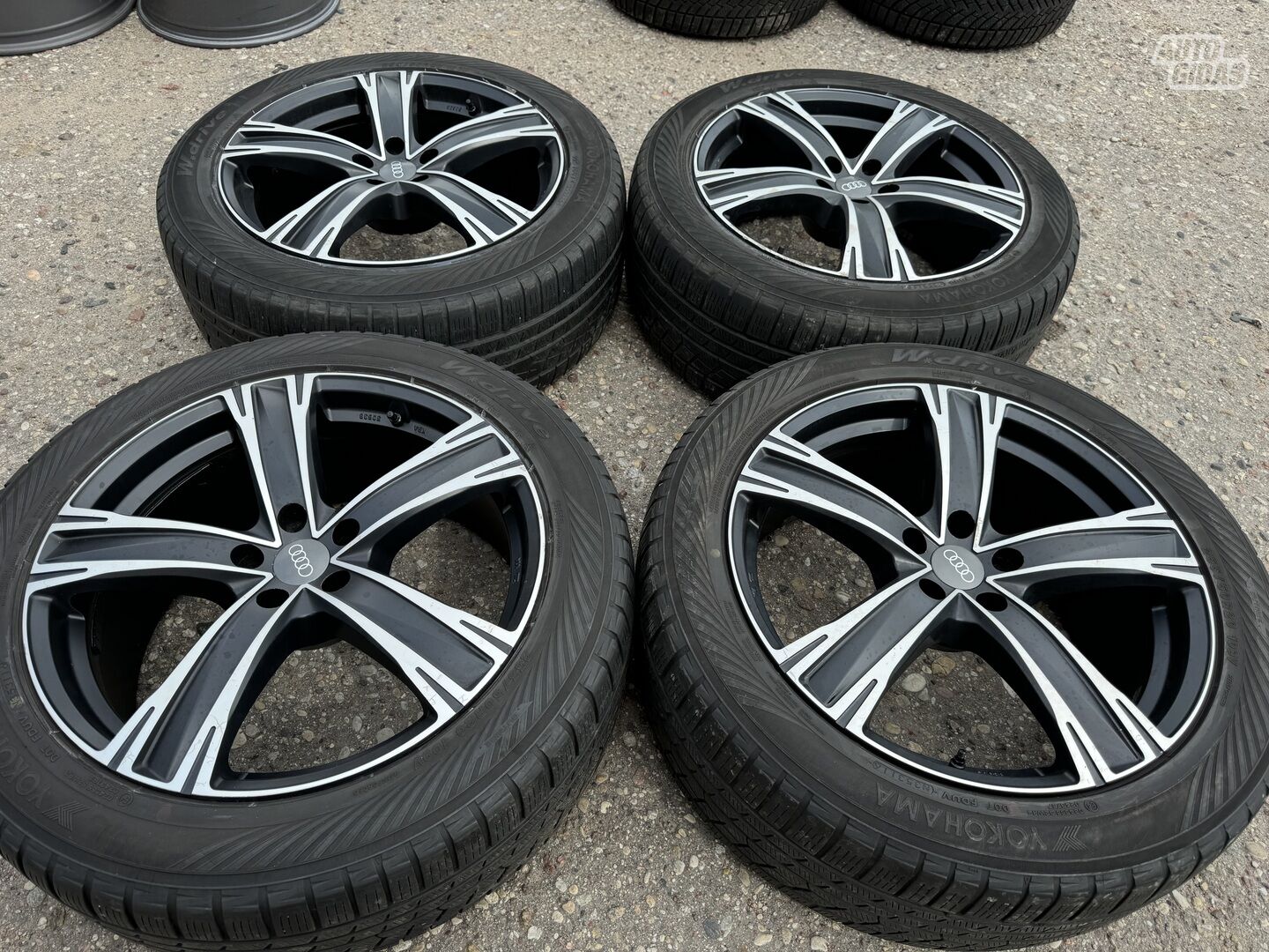 Audi Siunciam, 9J ET30 light alloy R20 rims