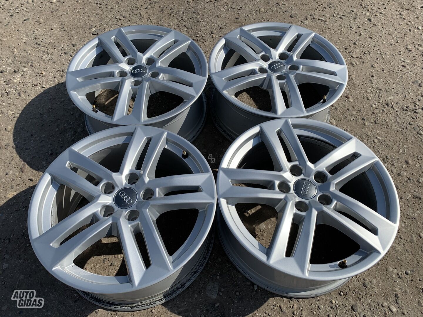 Audi Siunciam, 7J ET42 light alloy R17 rims