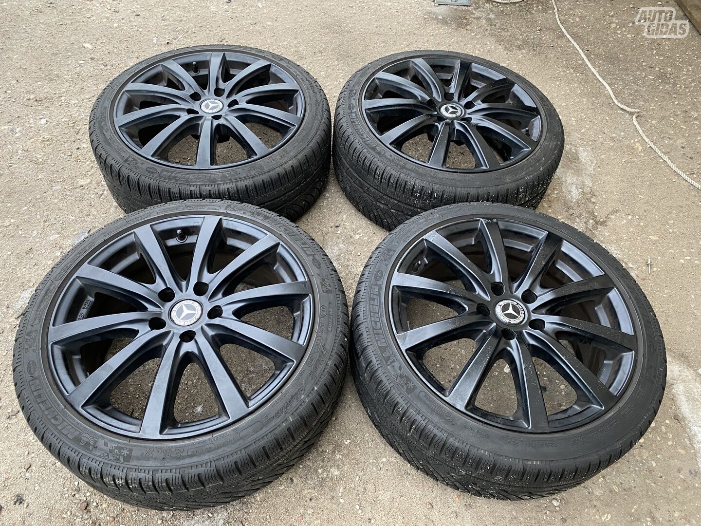 Mercedes-Benz Siunciam, 8J ET40 light alloy R18 rims