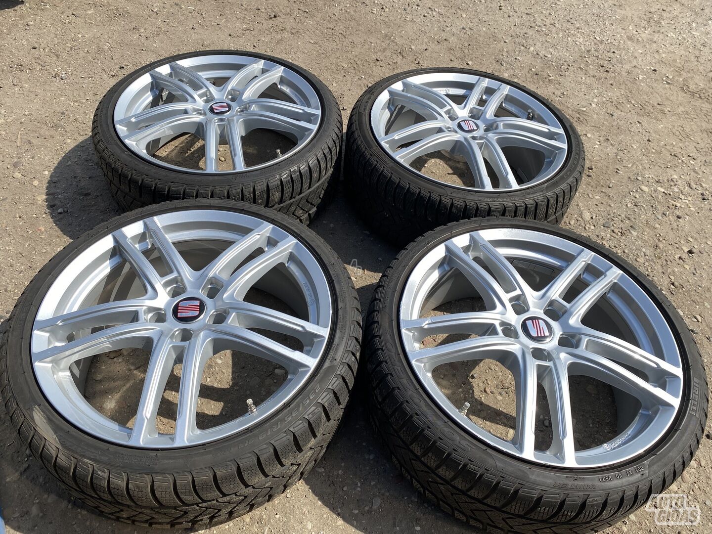 Seat Siunciam, 8J ET49 light alloy R19 rims