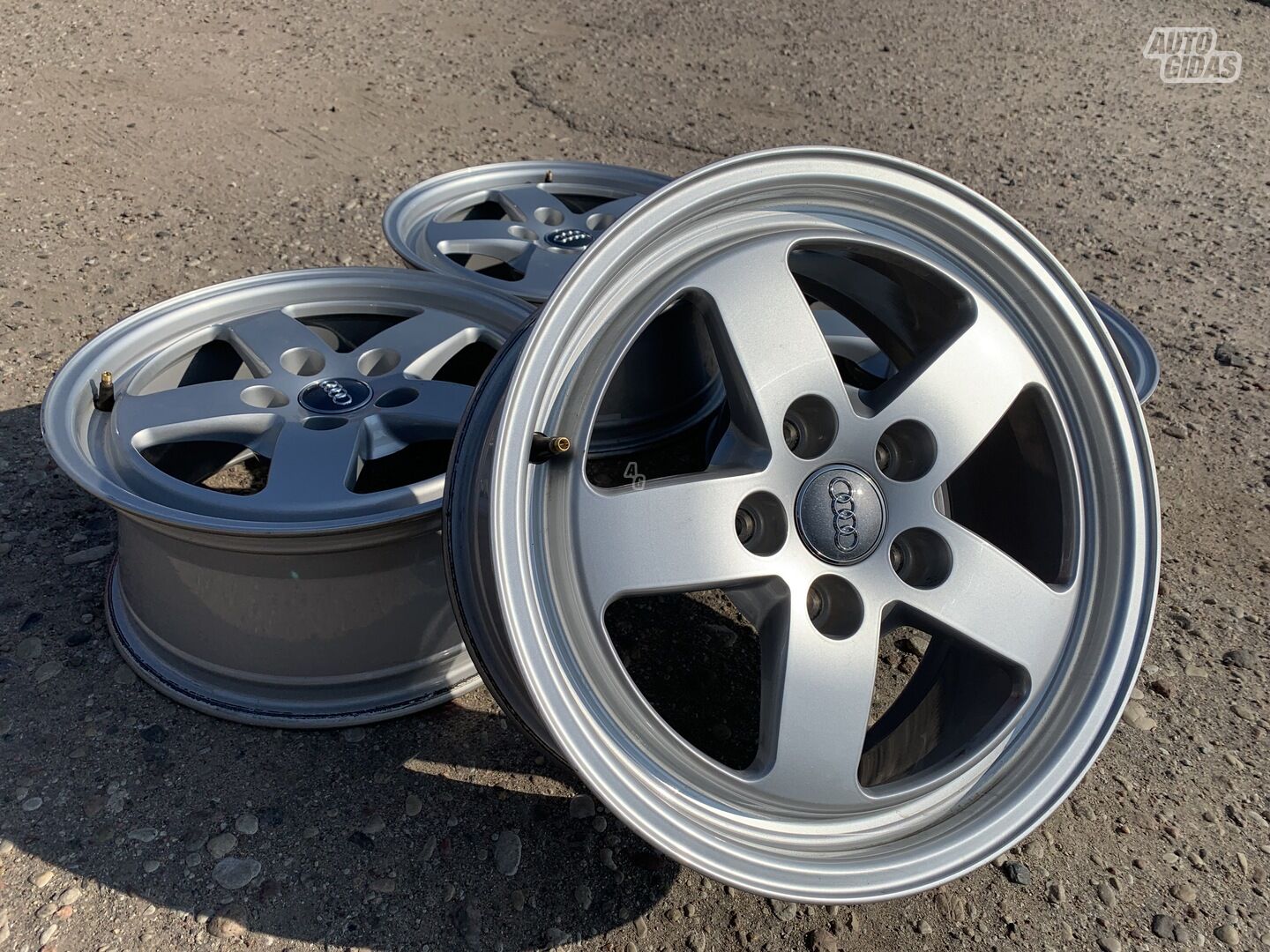 Audi Siunciam, 7J ET35 light alloy R16 rims