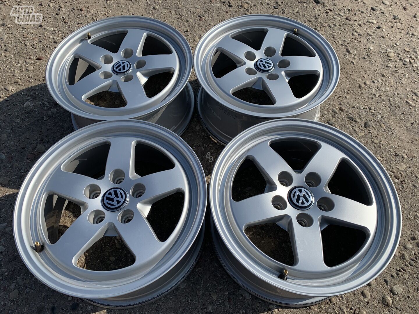 Volkswagen Siunciam, 7J ET35 light alloy R16 rims