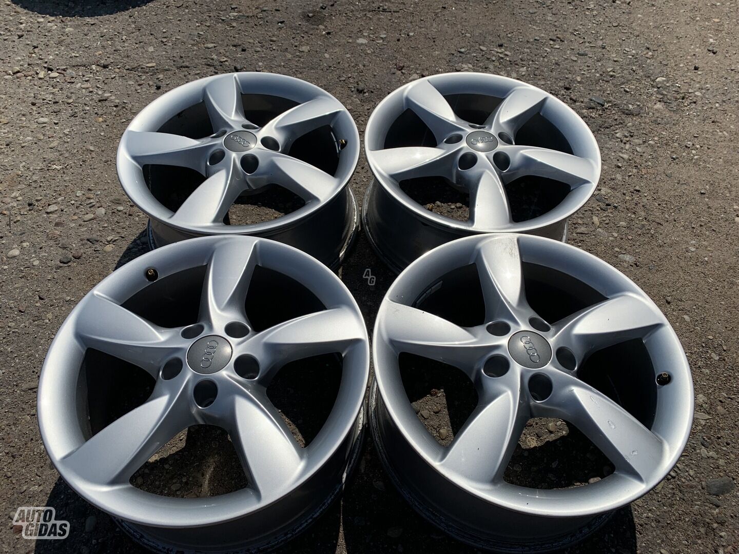 Audi Siunciam, 7.5J ET37 light alloy R17 rims