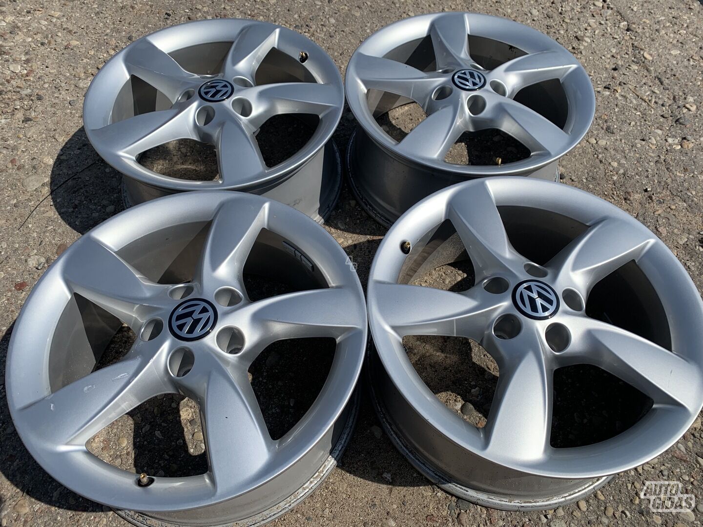 Volkswagen Siunciam, 7.5J ET37 light alloy R17 rims