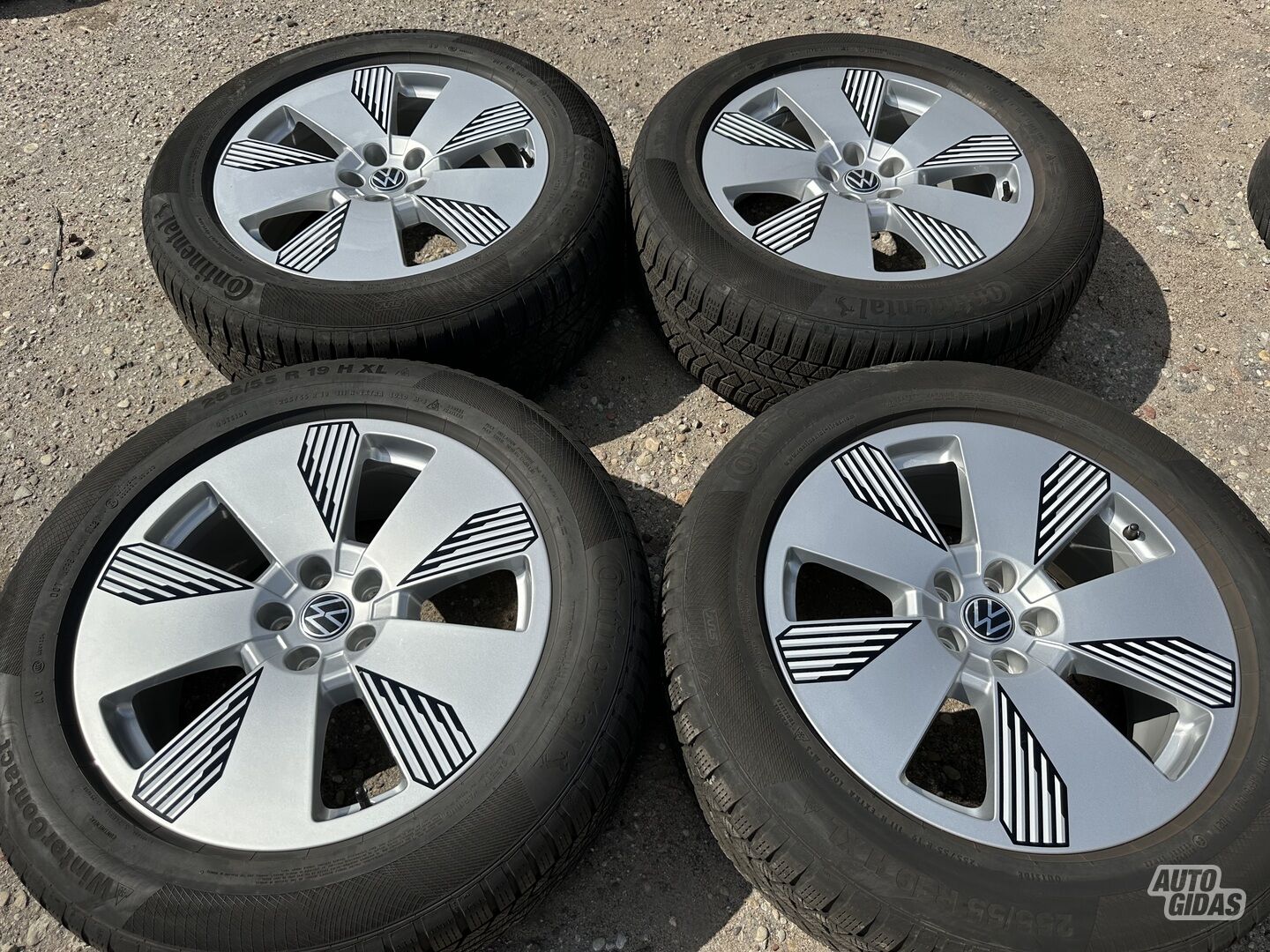 Volkswagen Siunciam, 8J ET34 light alloy R19 rims