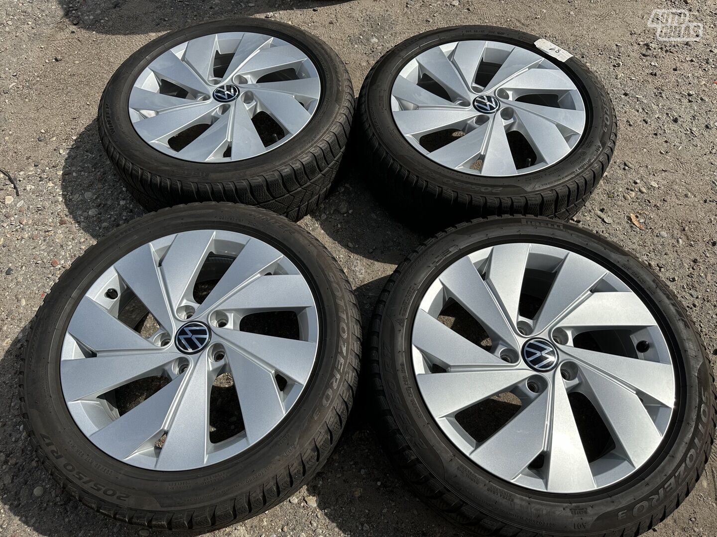 Volkswagen Siunciam, 6.5J ET46 light alloy R17 rims