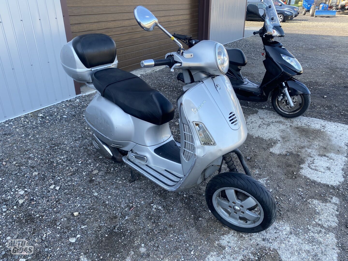 Piaggio Vespa 2004 y Scooter / moped