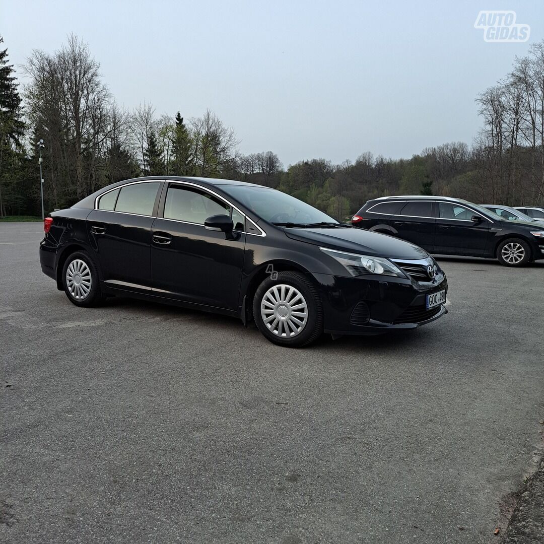 Toyota Avensis 2013 y Sedan