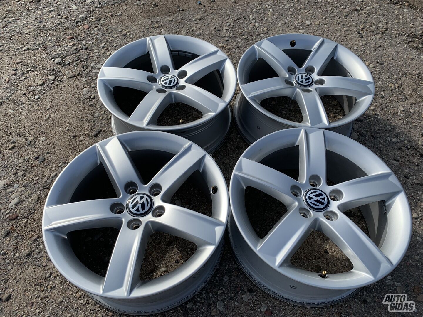 Volkswagen Siunciam, 7J ET34 light alloy R17 rims