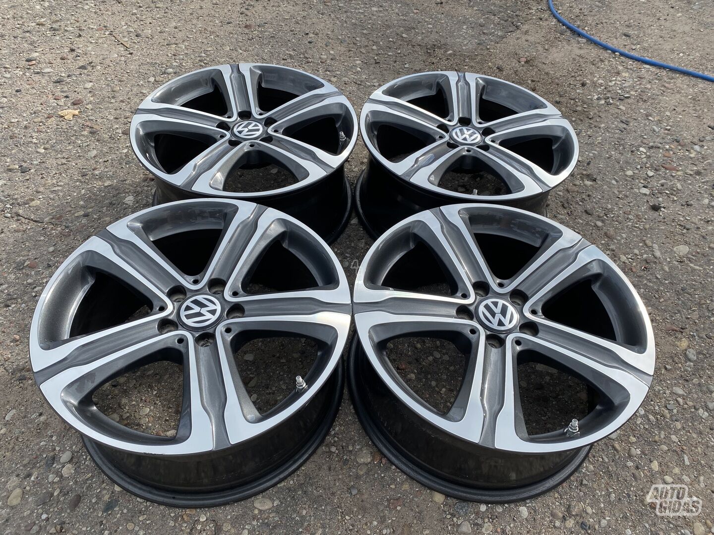 Volkswagen Siunciam, 8J ET38 light alloy R18 rims