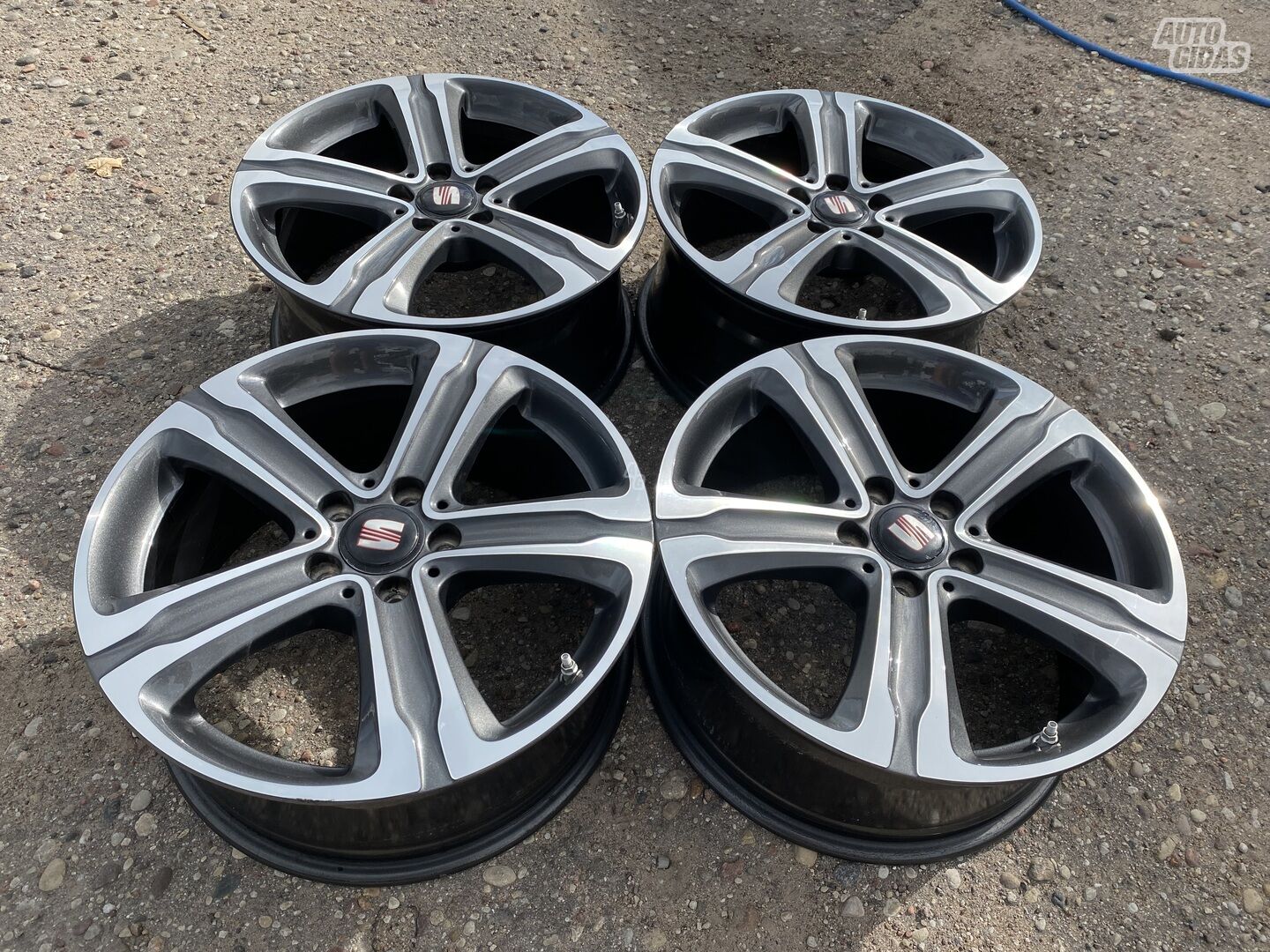 Seat Siunciam, 8J ET38 light alloy R18 rims