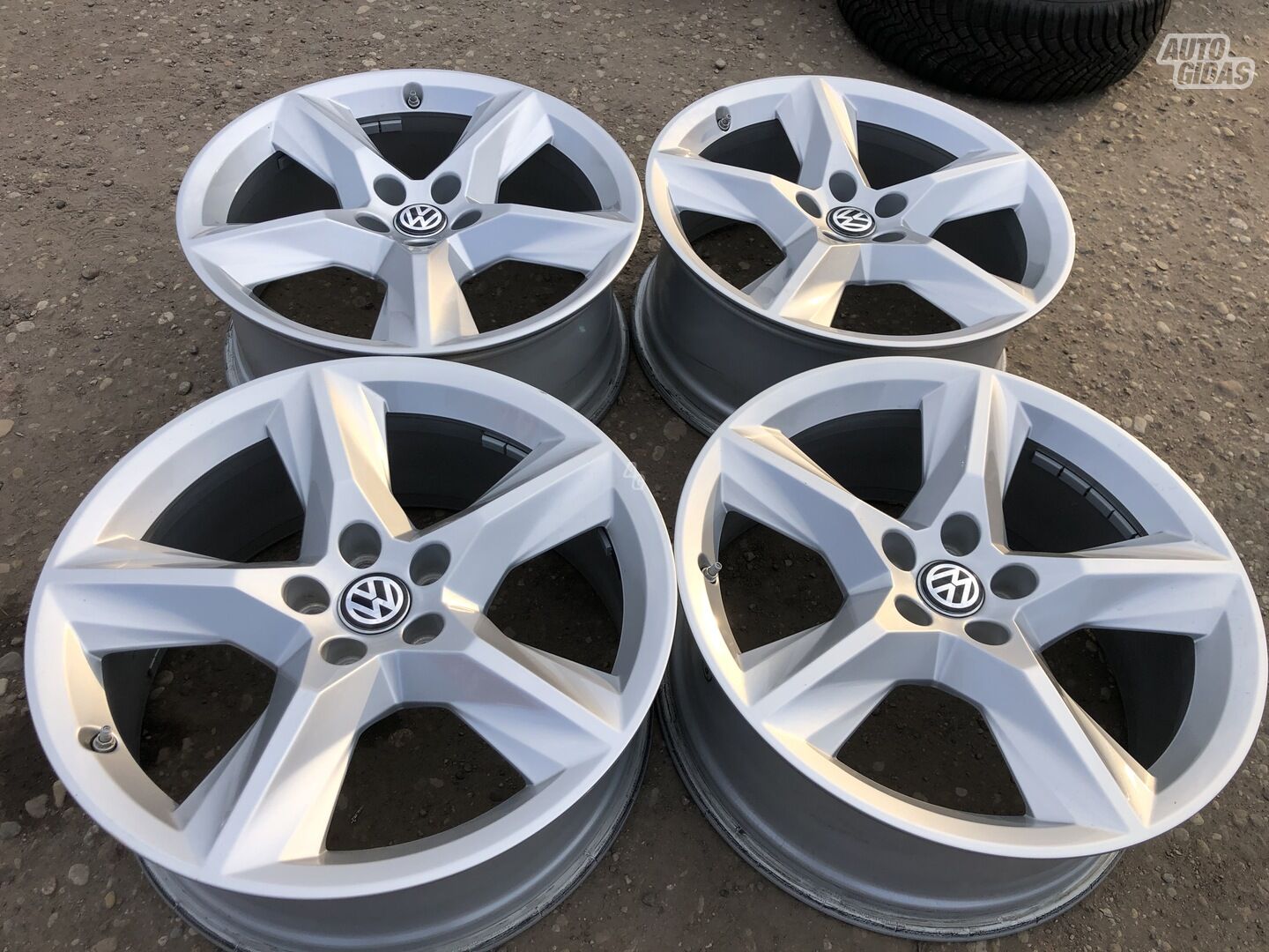 Volkswagen Siunciam, 8J ET28 light alloy R19 rims