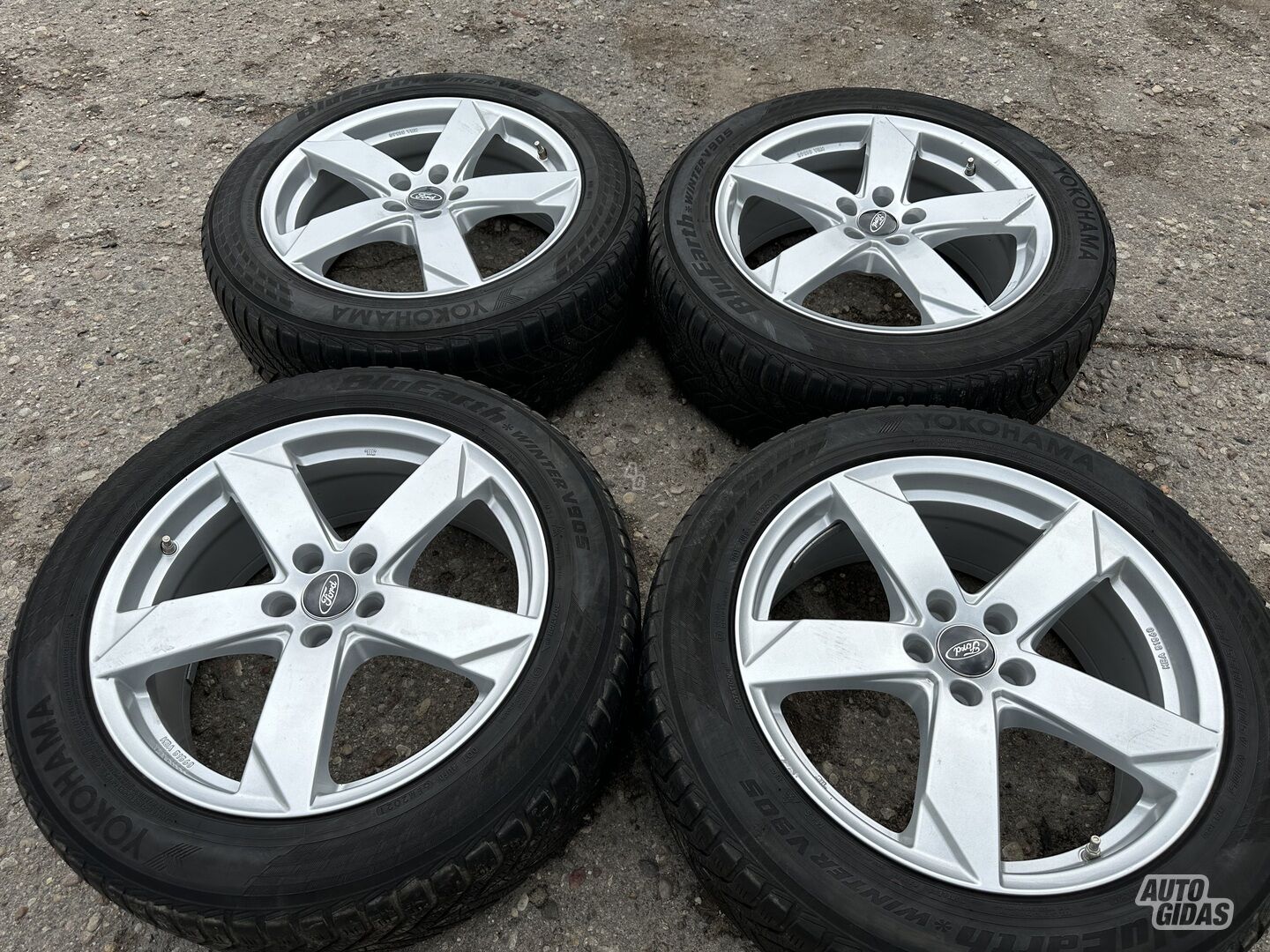 Ford Siunciam, 8J ET42 light alloy R19 rims