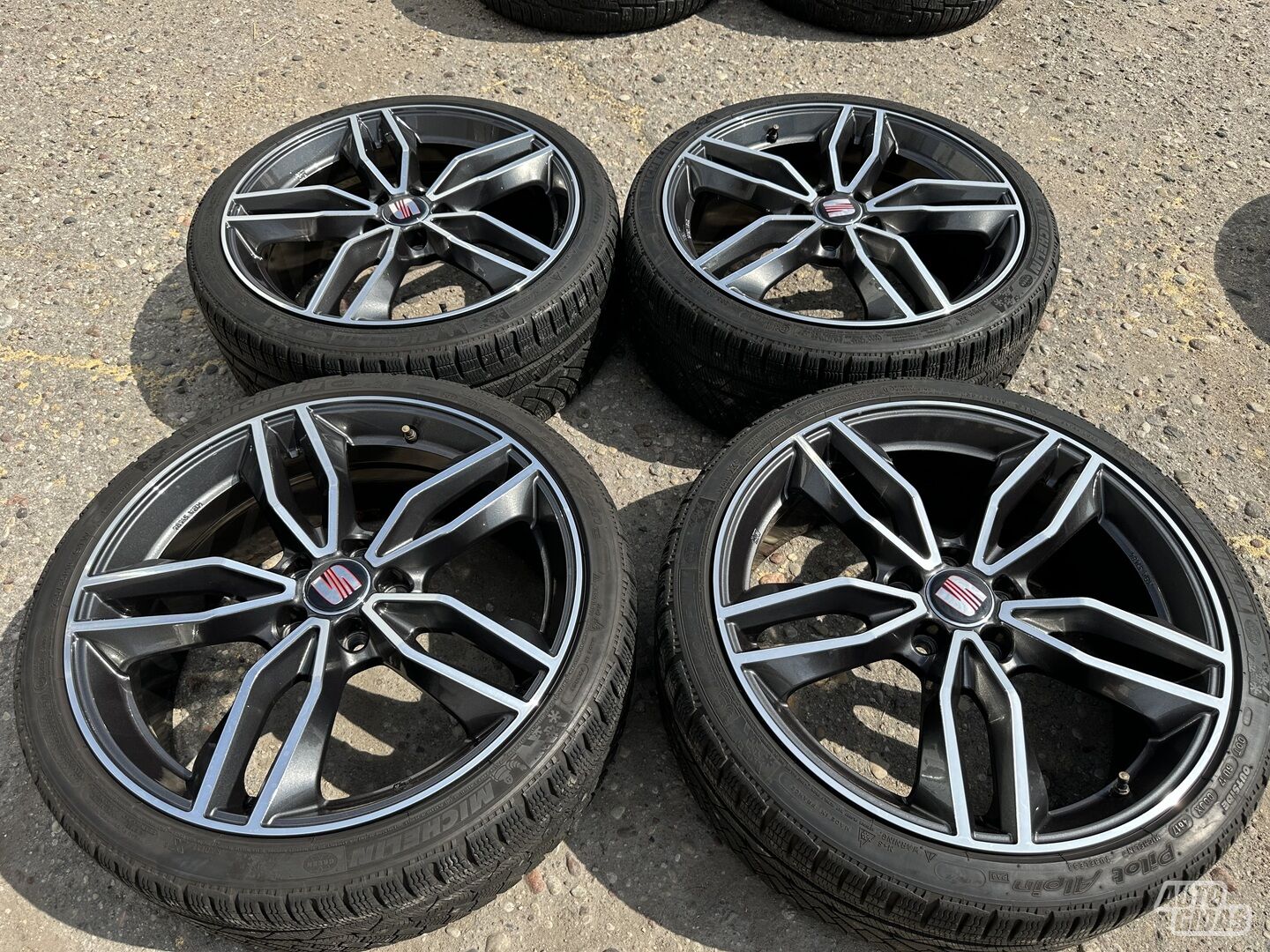 Seat Siunciam, 8J ET49 light alloy R19 rims