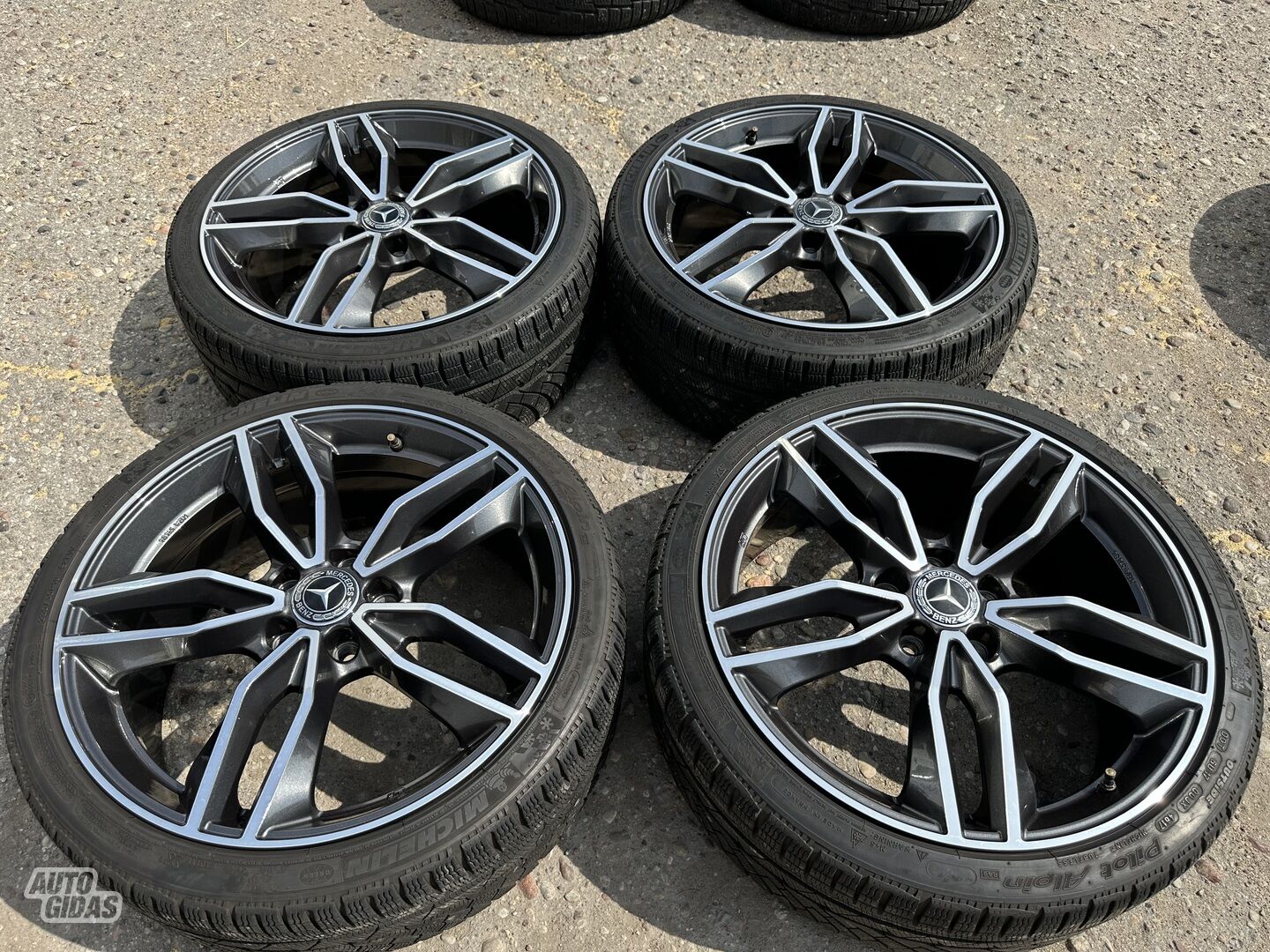 Mercedes-Benz Siunciam, 8J ET49 light alloy R19 rims