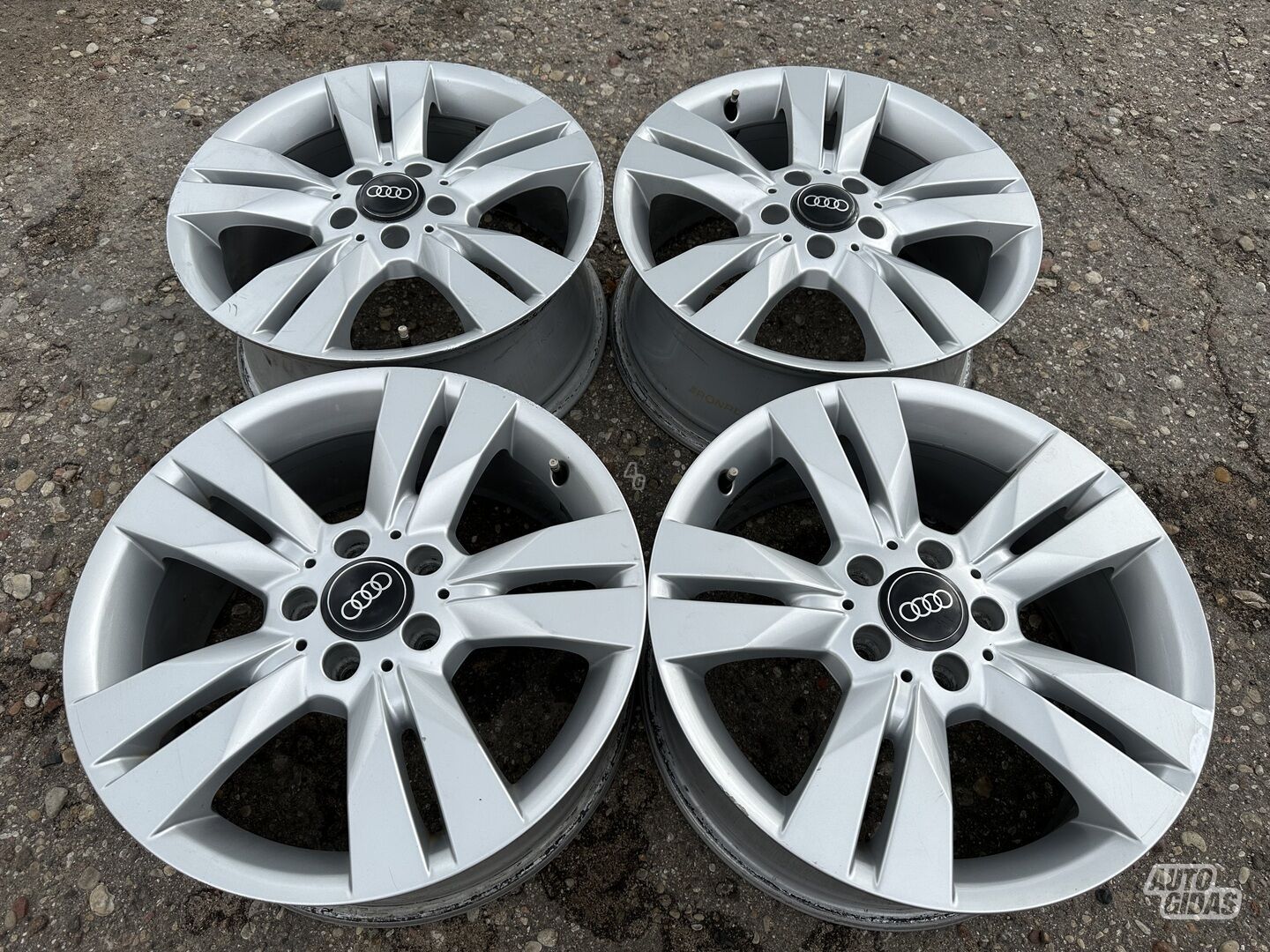 Audi Siunciam, 7.5J ET47 light alloy R17 rims