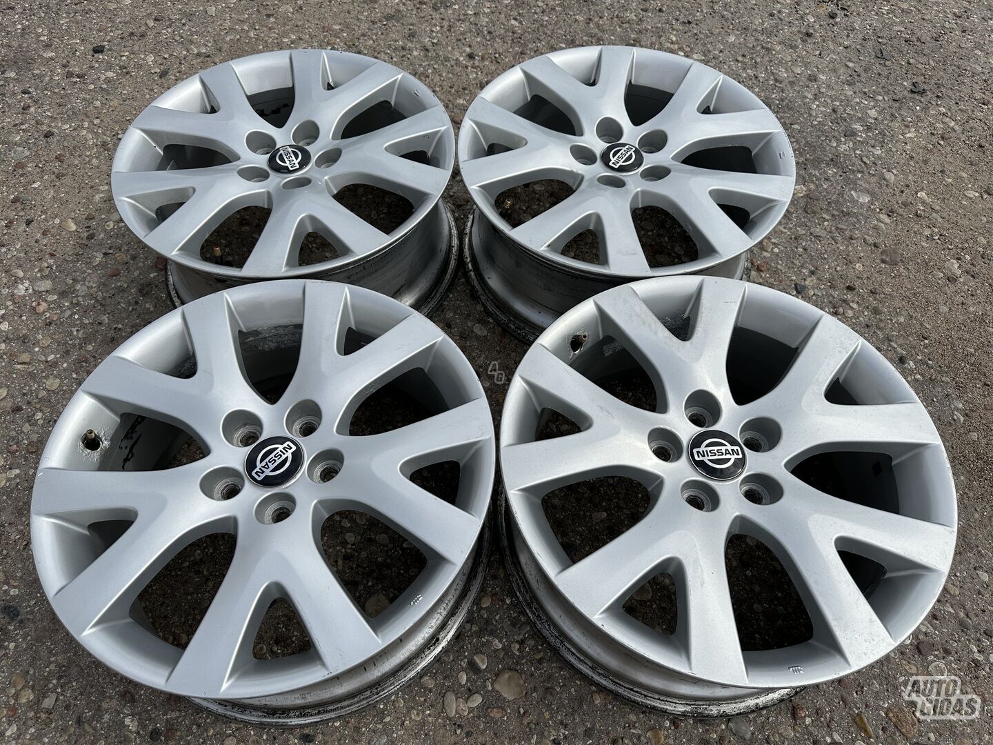 Nissan Siunciam, 7.J ET50 light alloy R18 rims