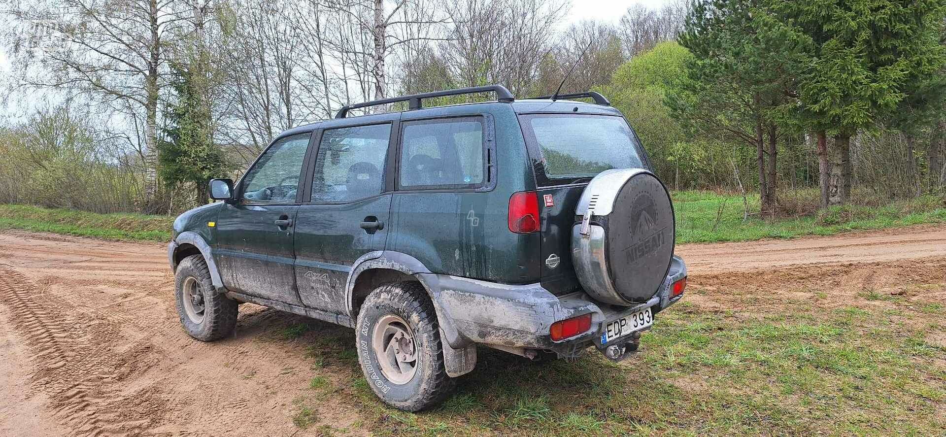 Nissan Terrano 2000 y Sedan