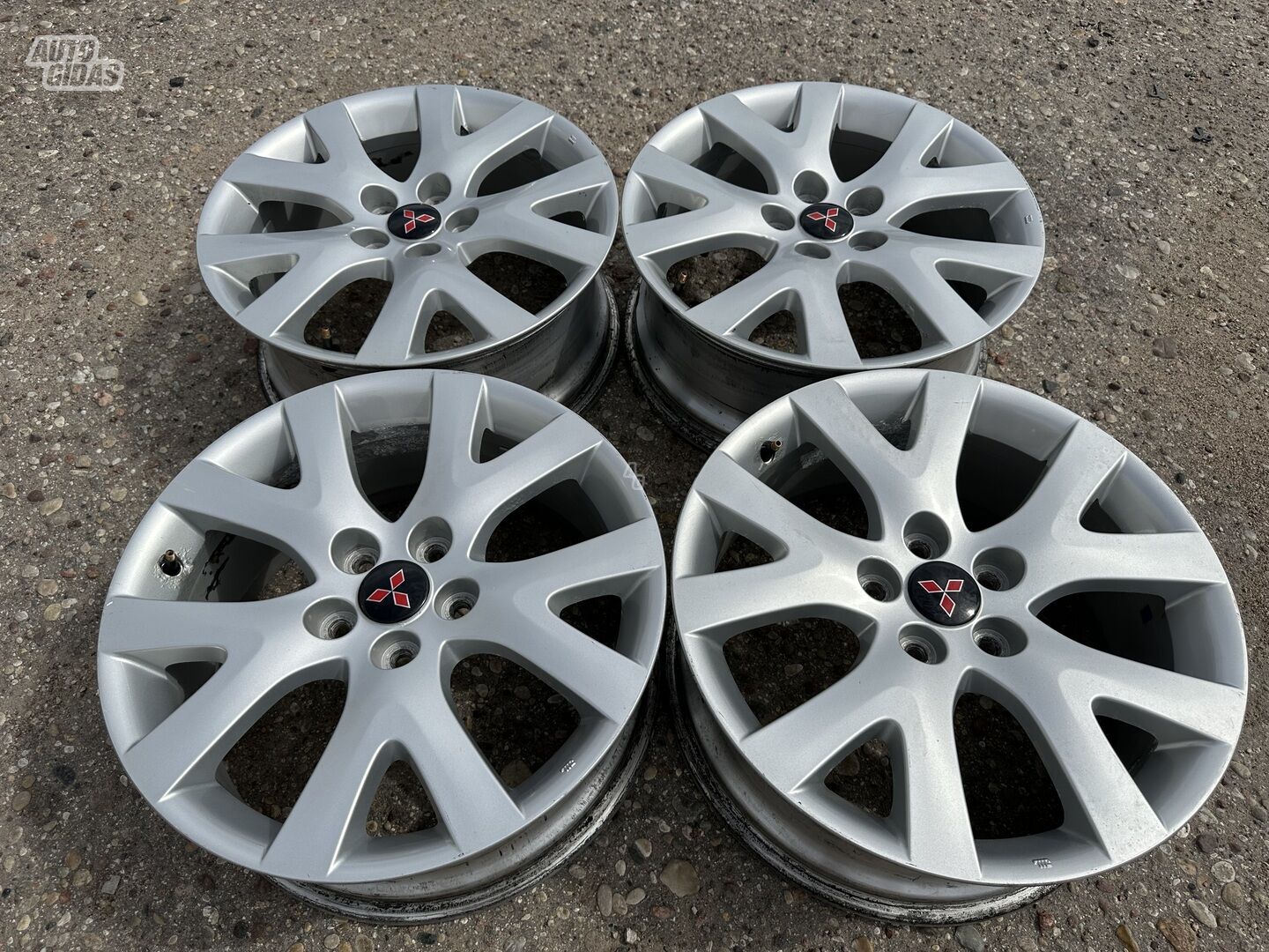 Mitsubishi Siunciam, 7.5J ET50 light alloy R18 rims