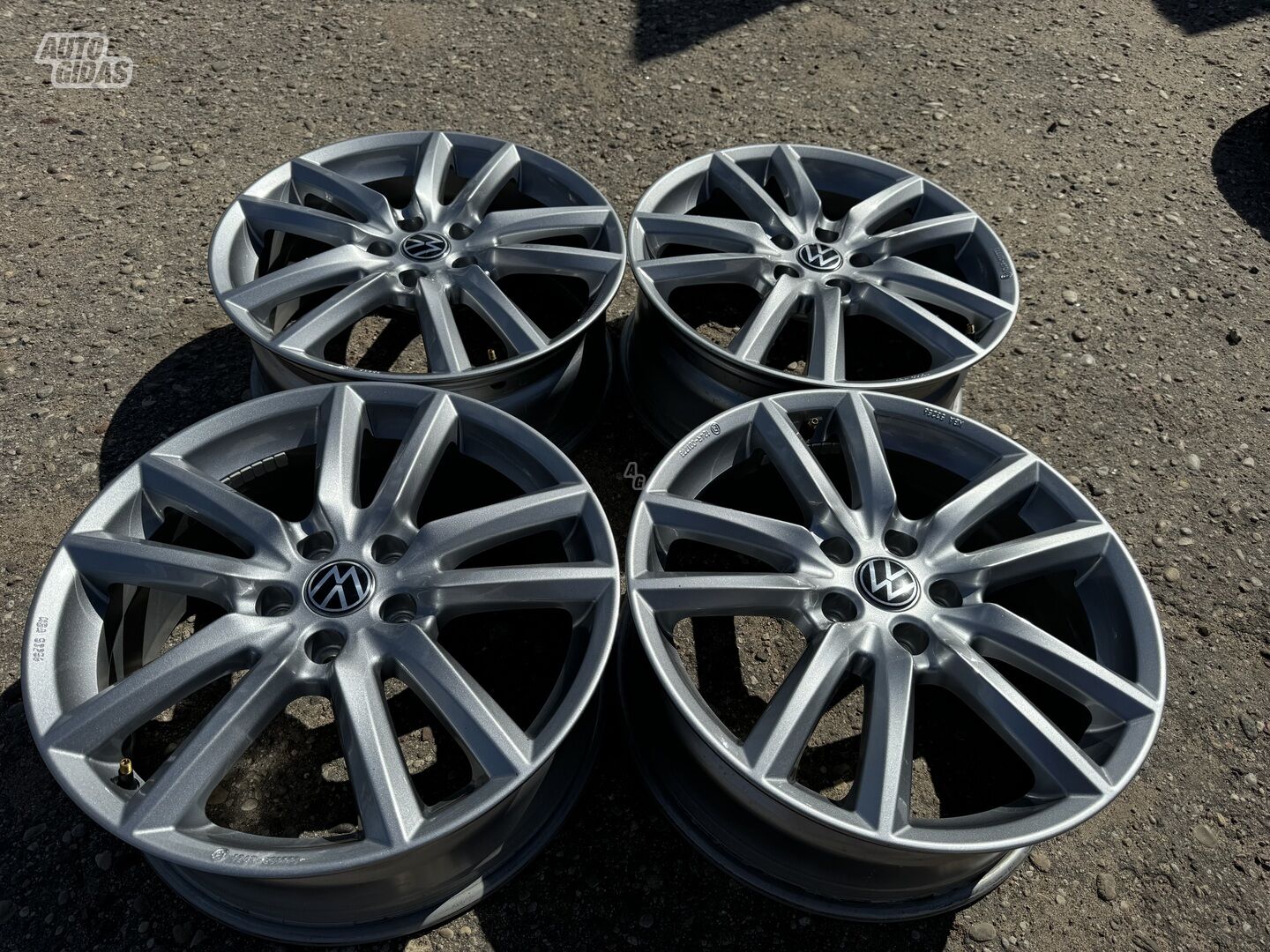 Volkswagen Siunciam, 7J ET45 light alloy R18 rims