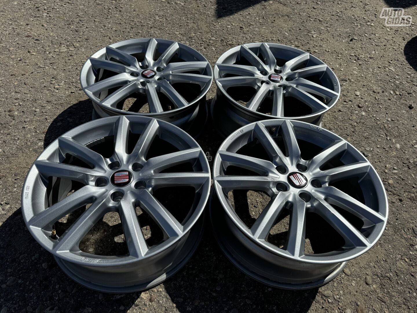 Seat Siunciam, 7J ET45 light alloy R18 rims