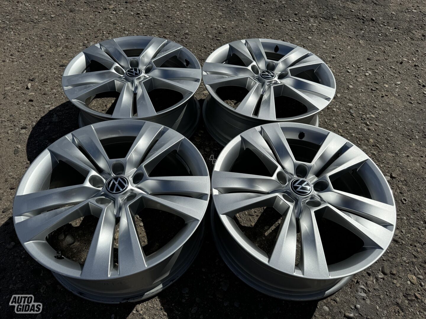 Volkswagen Siunciam, 7J ET45 light alloy R18 rims