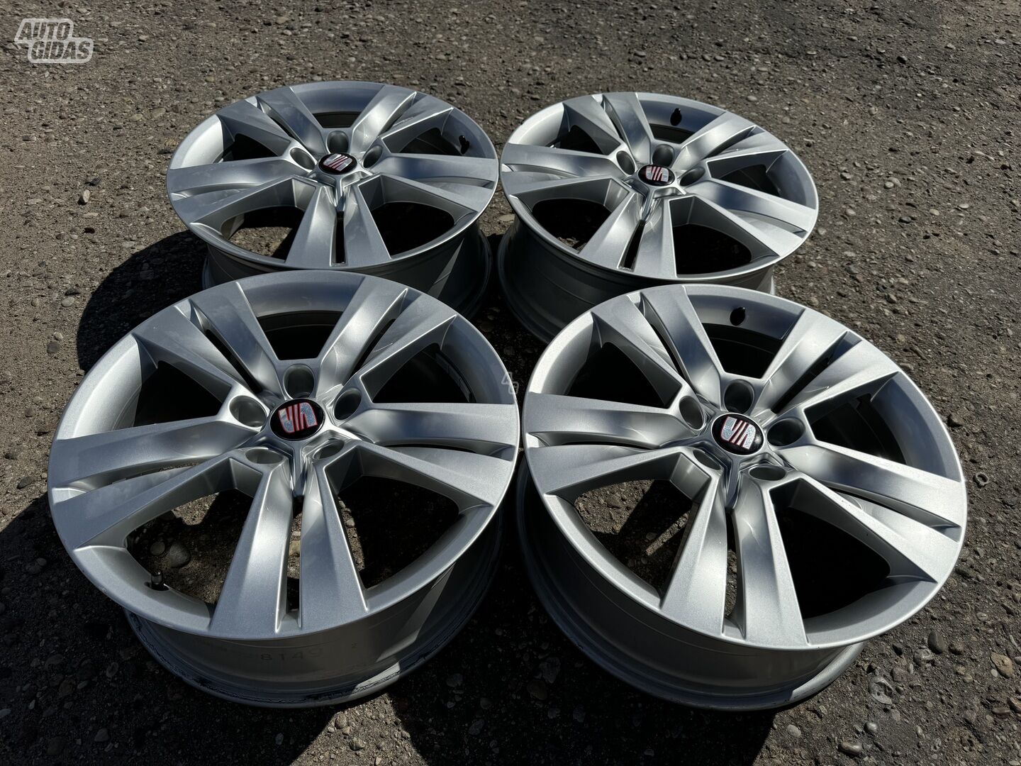 Seat Siunciam, 7J ET45 light alloy R18 rims