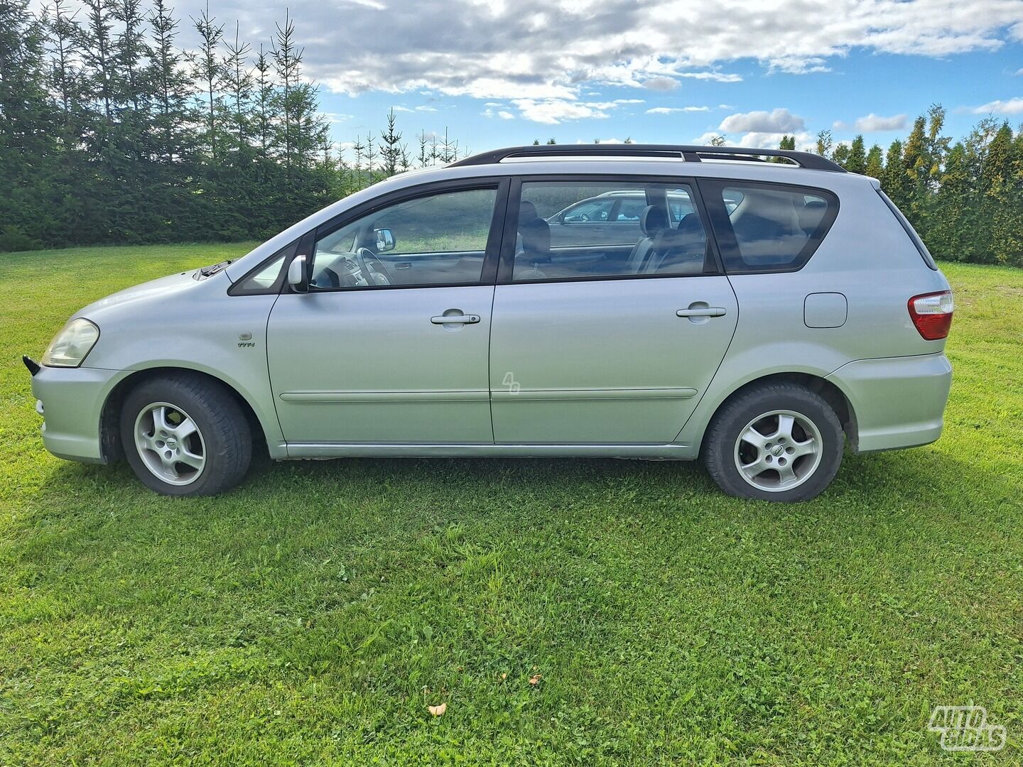 Toyota Avensis Verso 2004 г Минивэн