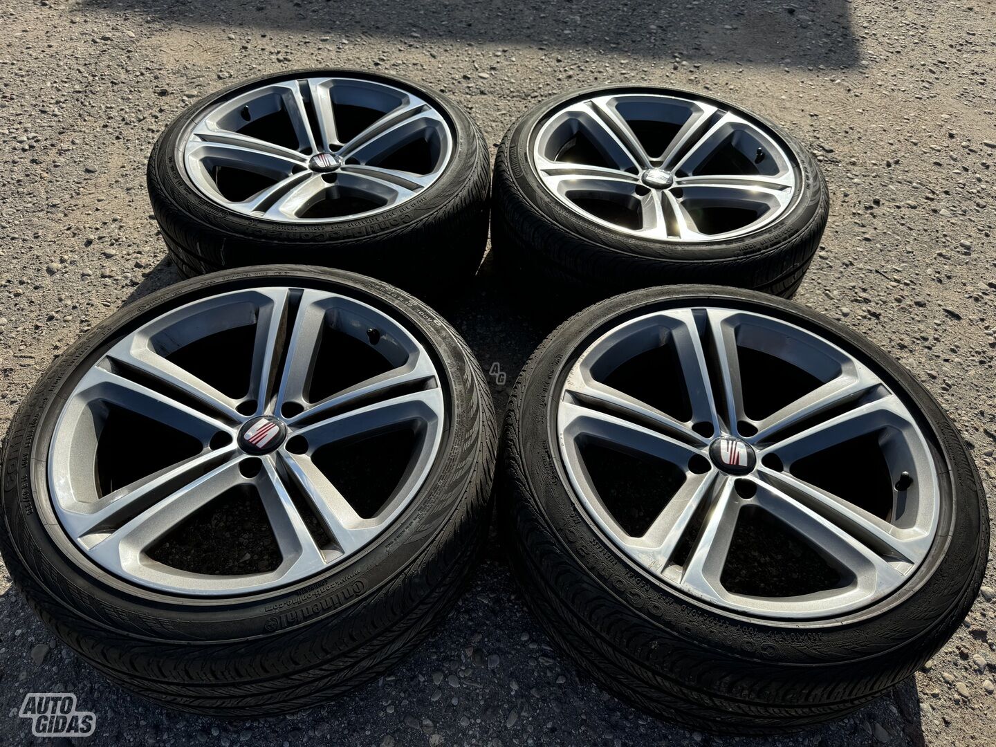 Seat Siunciam, 9J ET33 light alloy R19 rims