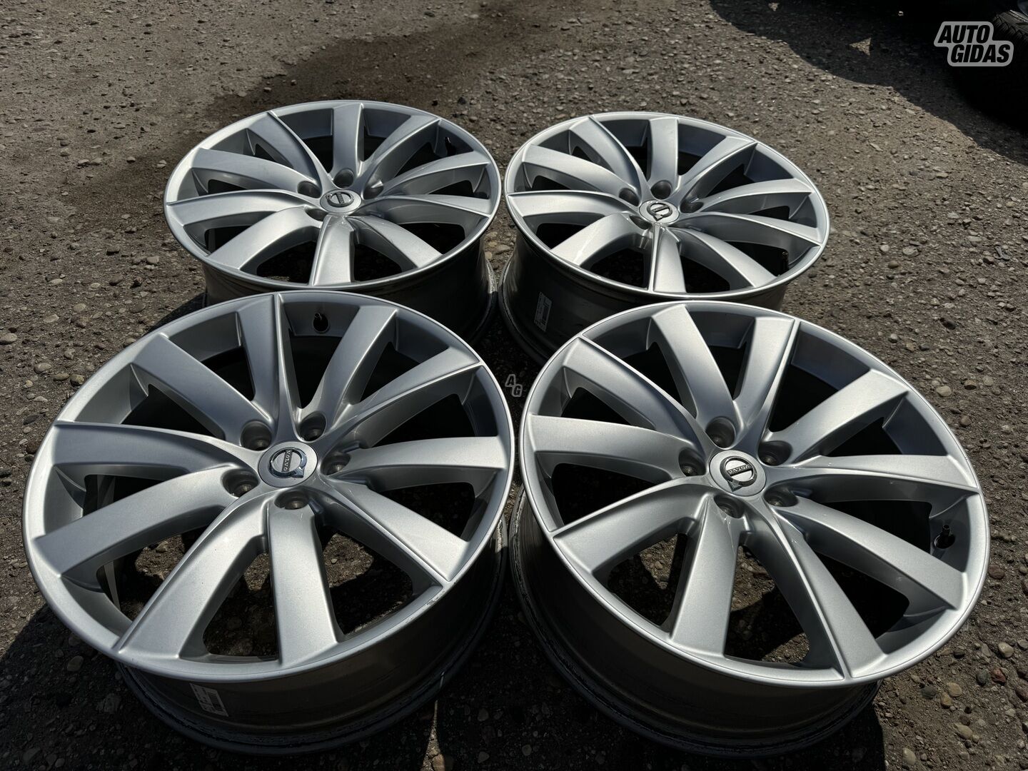 Volvo Siunciam, 8J ET42 light alloy R19 rims