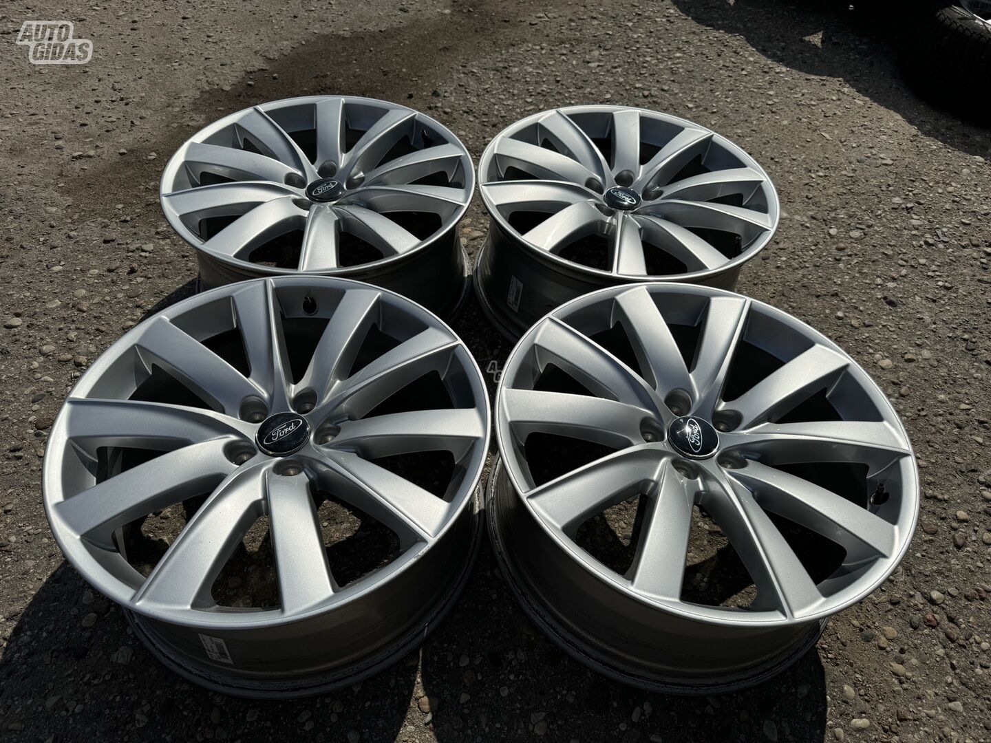 Ford Siunciam, 8J ET42 light alloy R19 rims