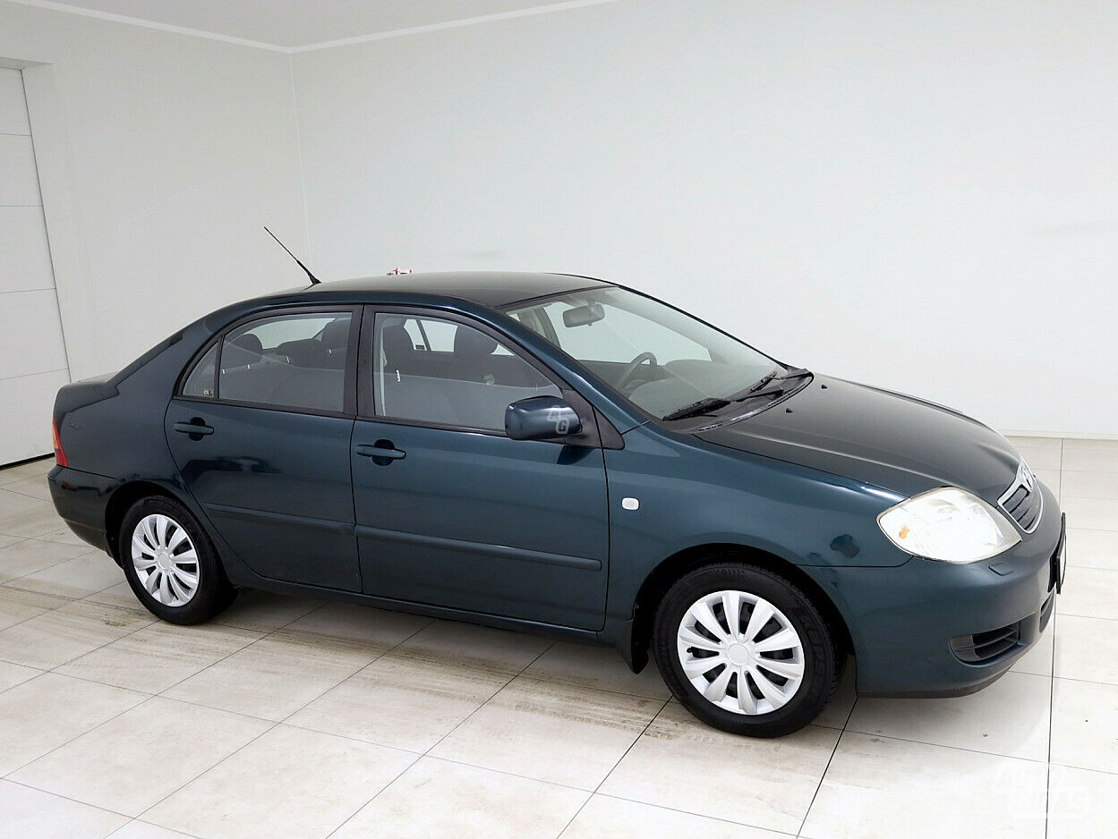 Toyota Corolla 2004 г Седан