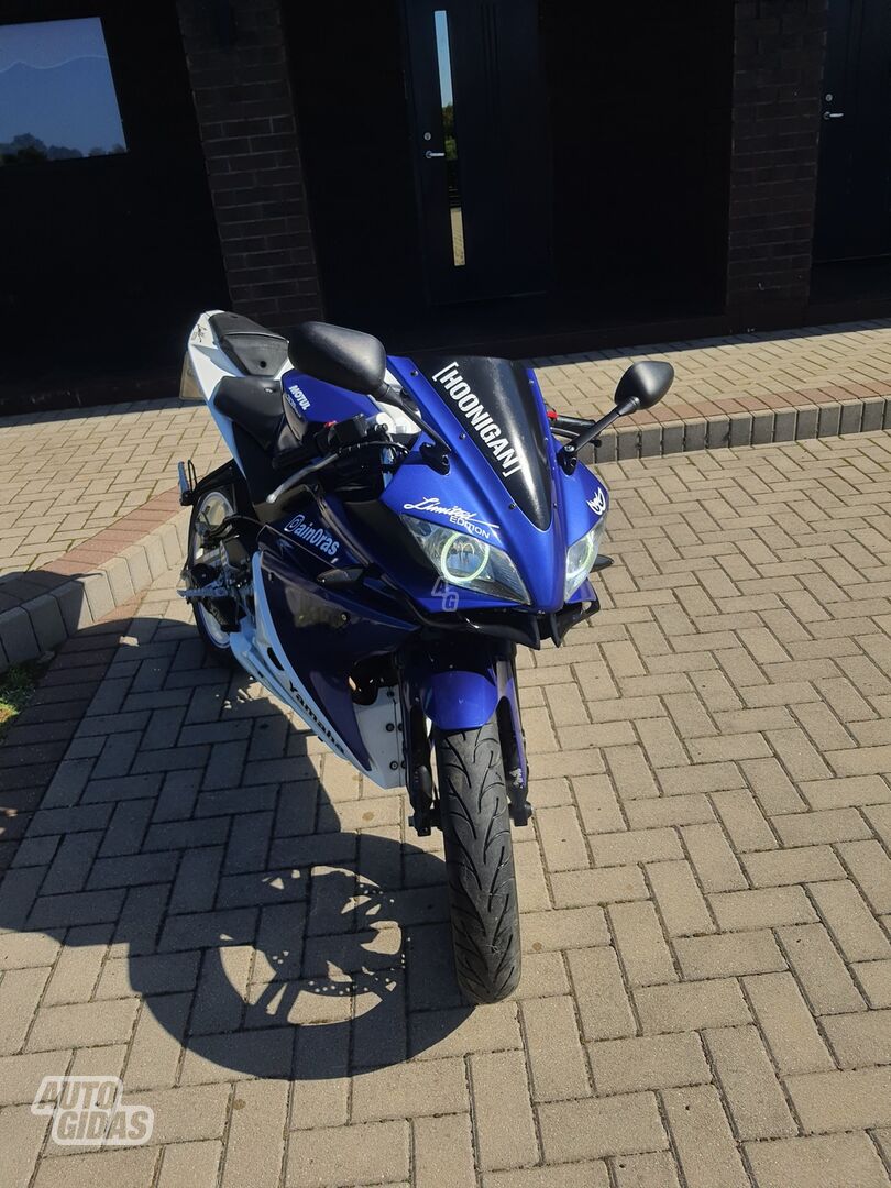 Yamaha YZF 2011 y Sport / Superbike motorcycle