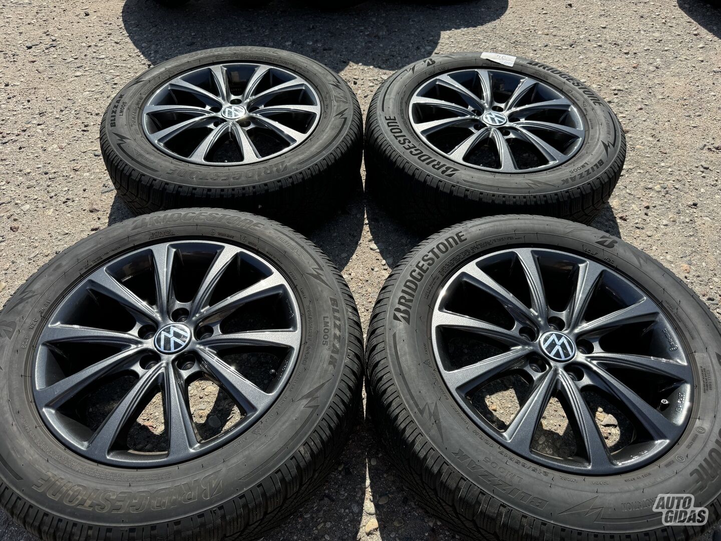 Volkswagen Siunciam, 6,5J ET38 light alloy R17 rims