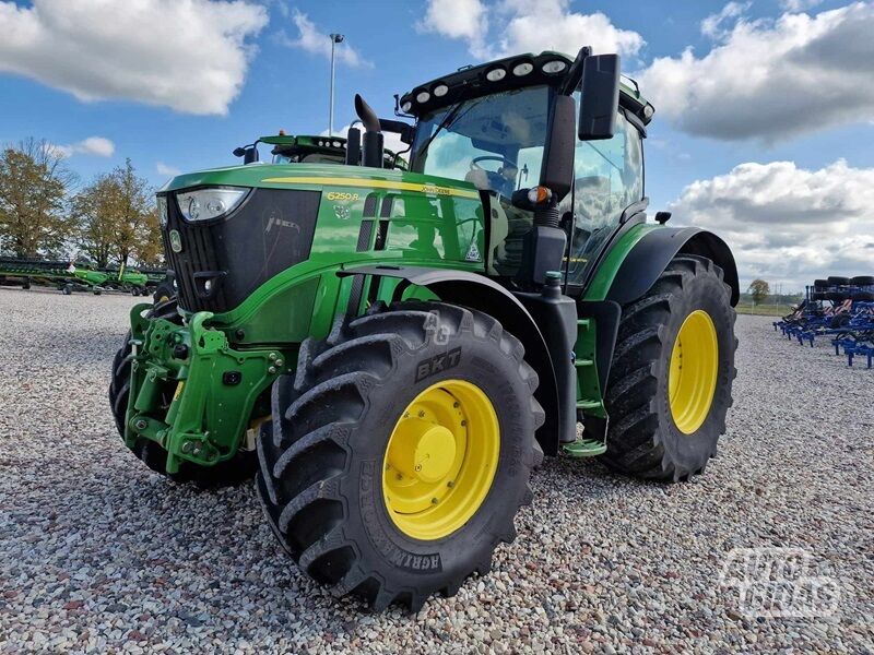 John Deere 2019 г