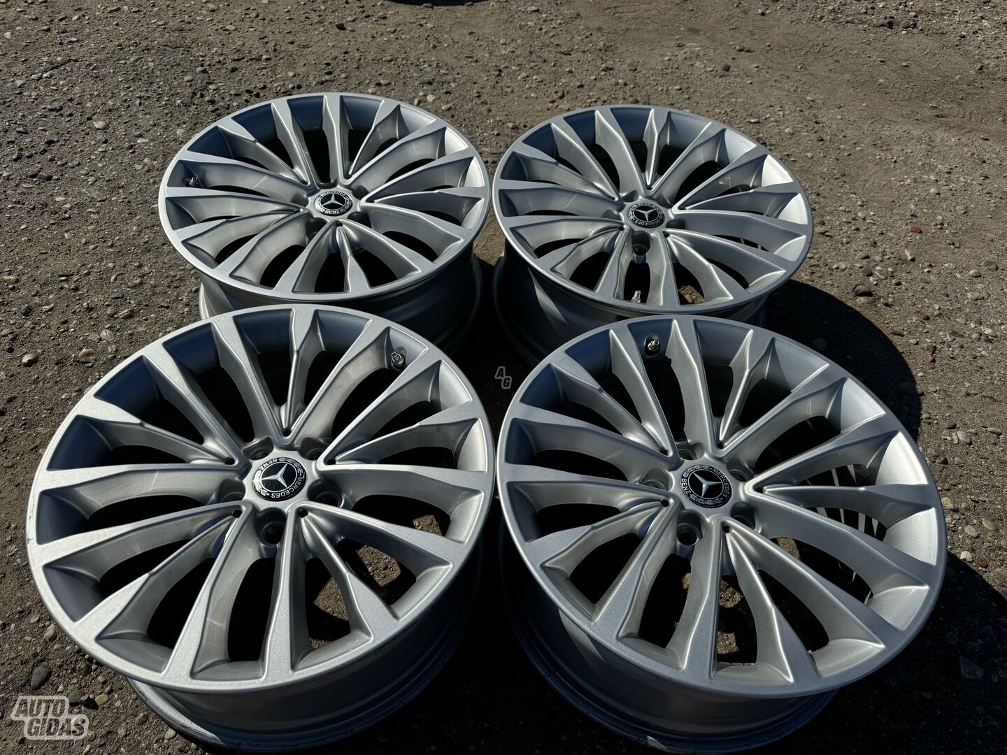 Mercedes-Benz Siunciam, 8J ET30 light alloy R18 rims