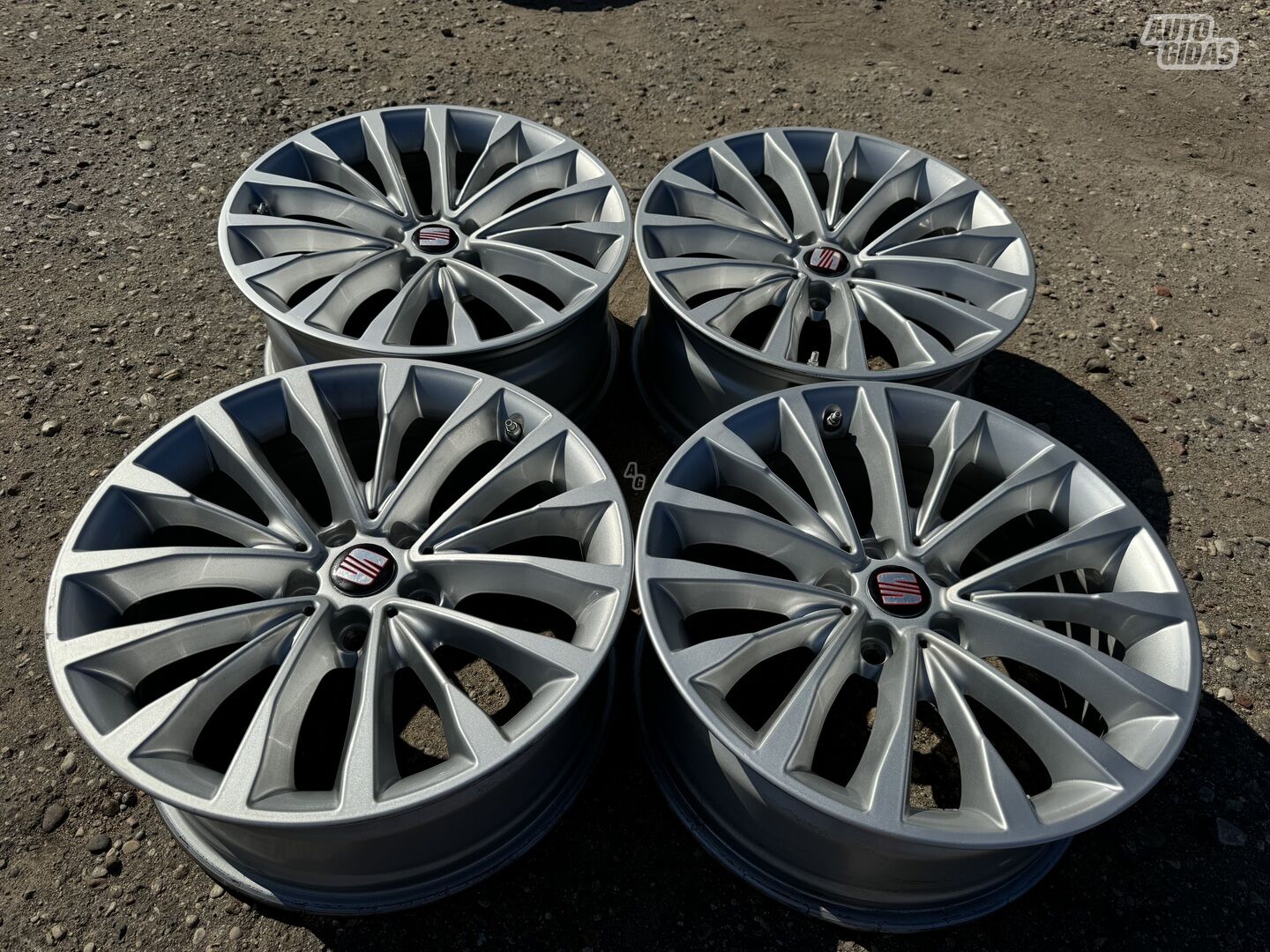 Seat Siunciam, 8J ET30 light alloy R18 rims