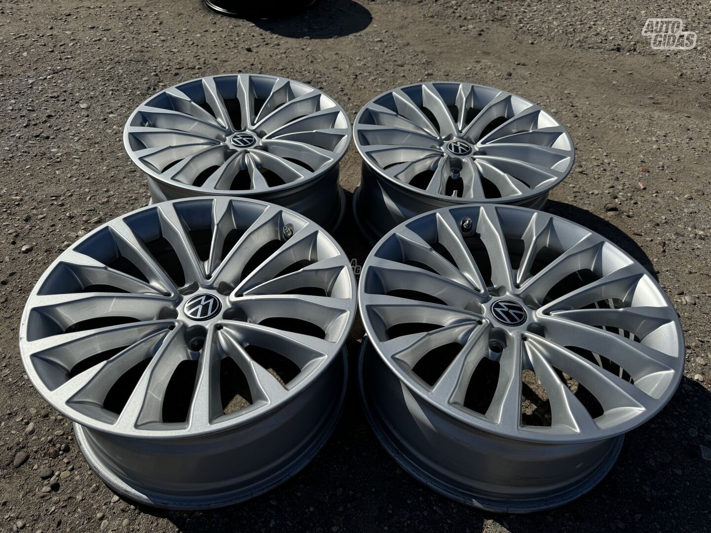 Volkswagen Siunciam, 8J ET30 light alloy R18 rims