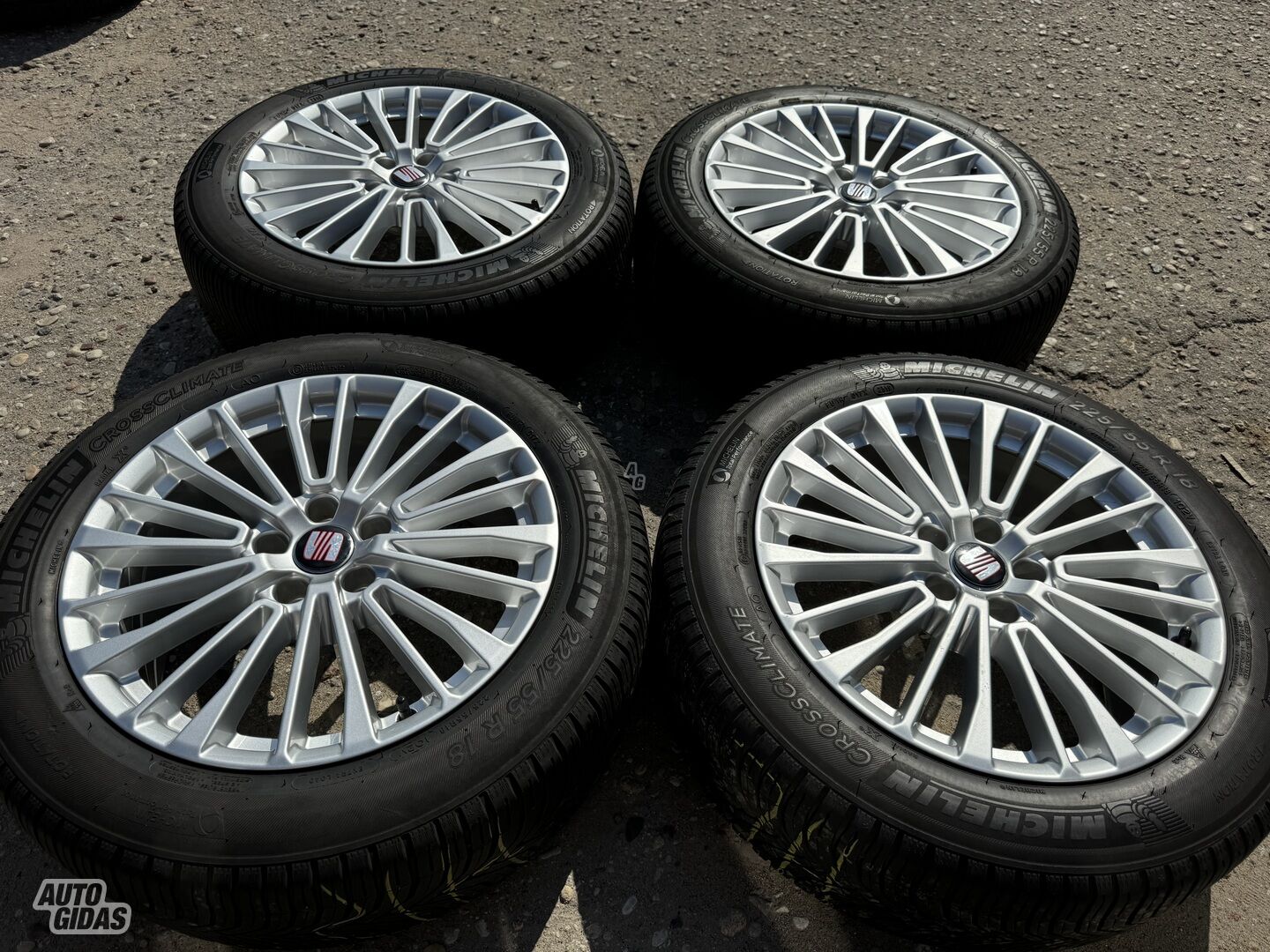 Seat Siunciam, 8J ET39 light alloy R18 rims