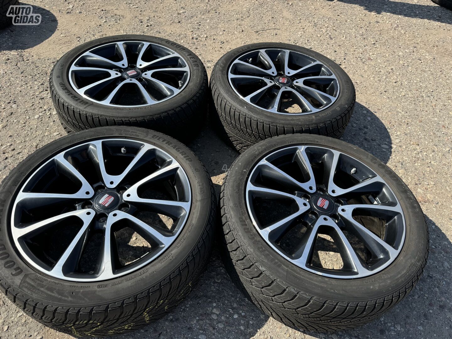 Seat Siunciam, 8J ET43 light alloy R18 rims