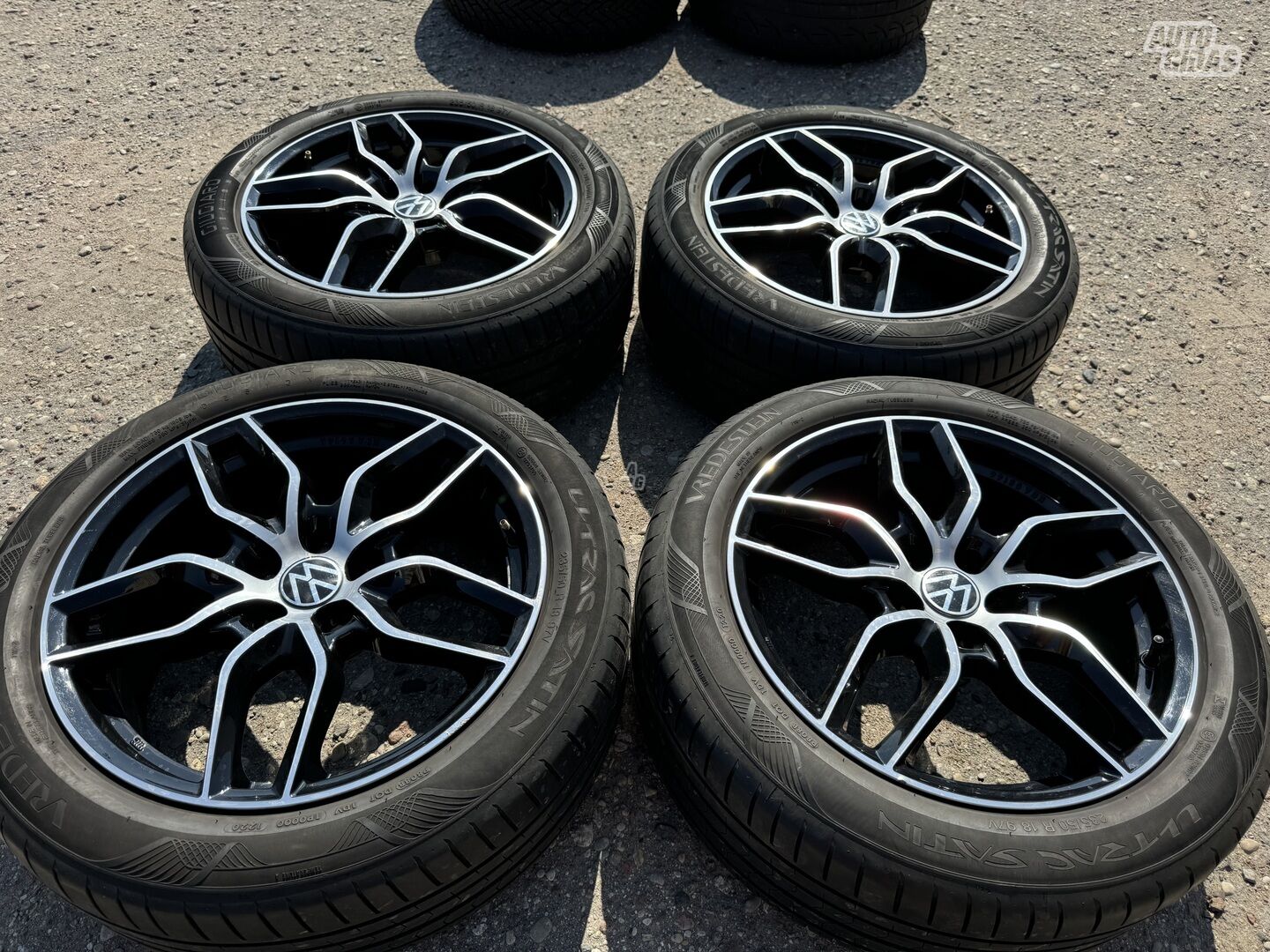 Volkswagen Siunciam, 8J ET35 light alloy R18 rims