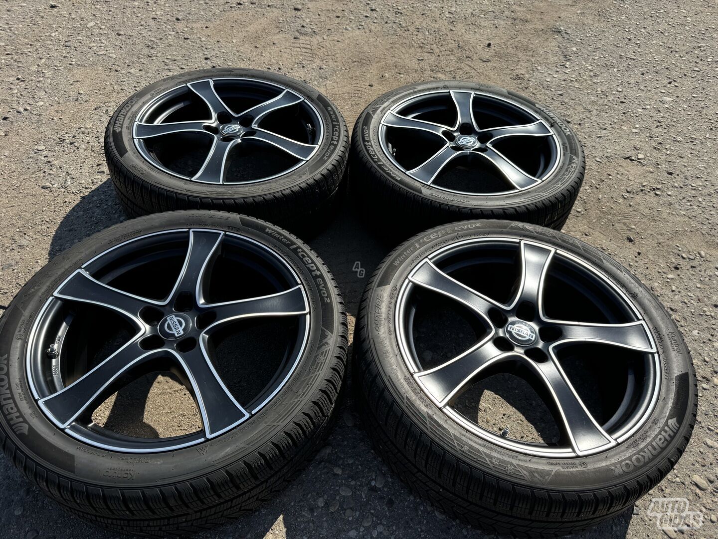 Nissan Siunciam, 7,5J ET50 light alloy R19 rims