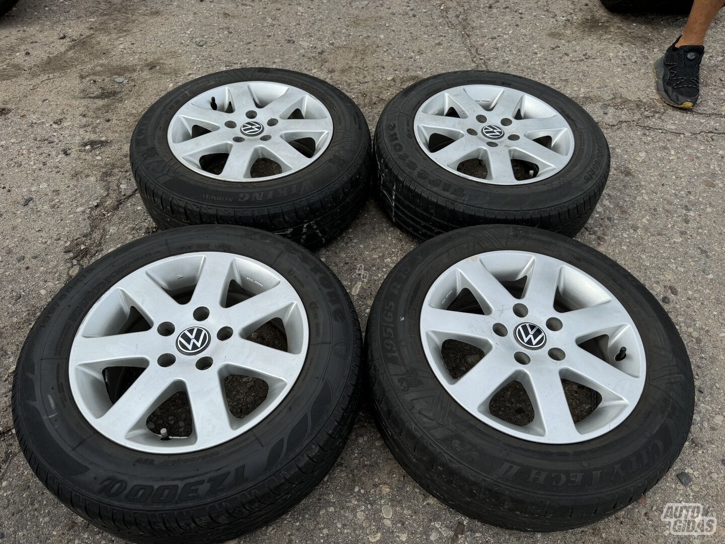 Volkswagen Siunciam, 7J ET45 light alloy R15 rims