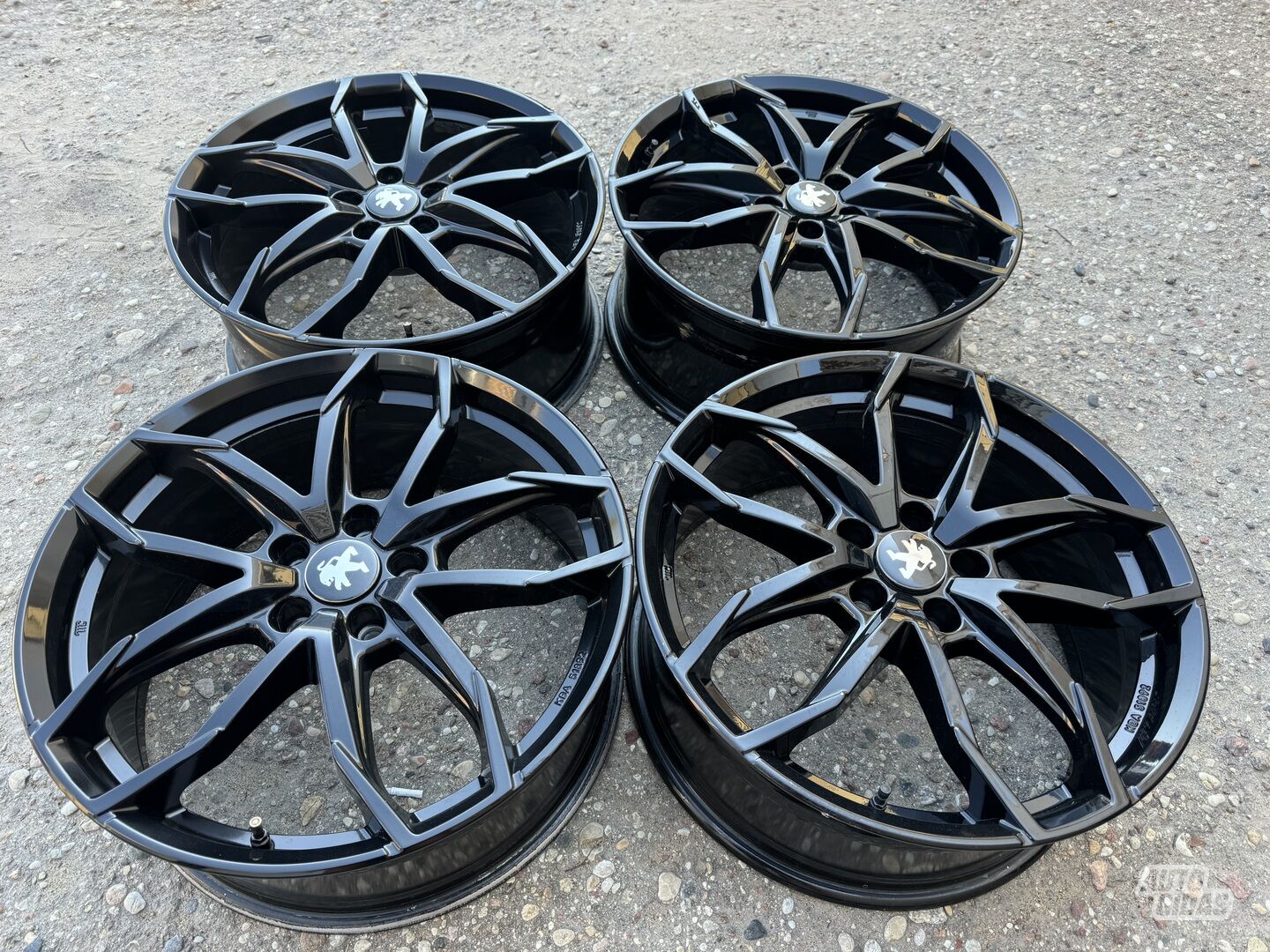 Peugeot Siunciam, 8J ET45 light alloy R19 rims