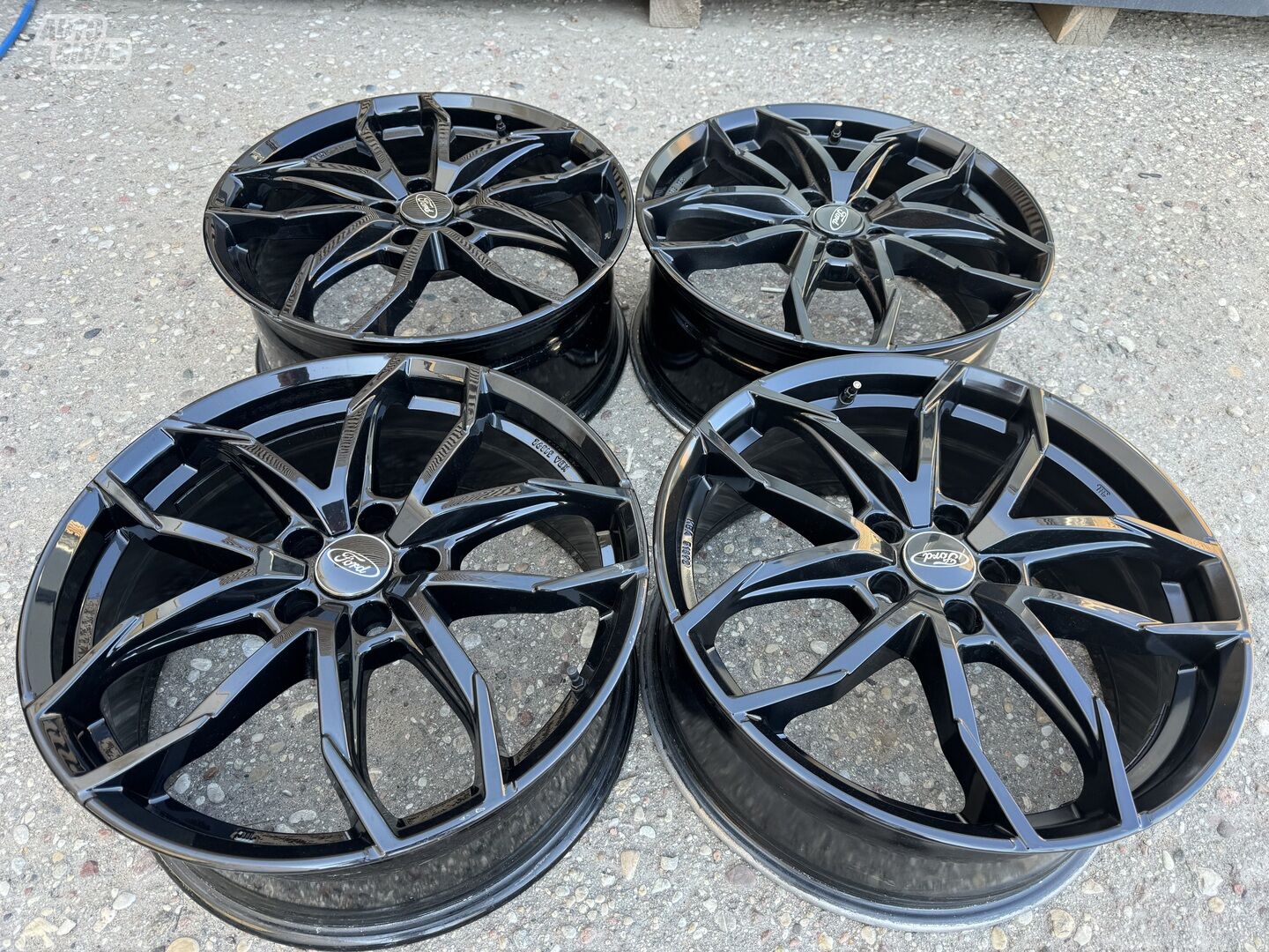 Ford Siunciam, 8J ET45 light alloy R19 rims