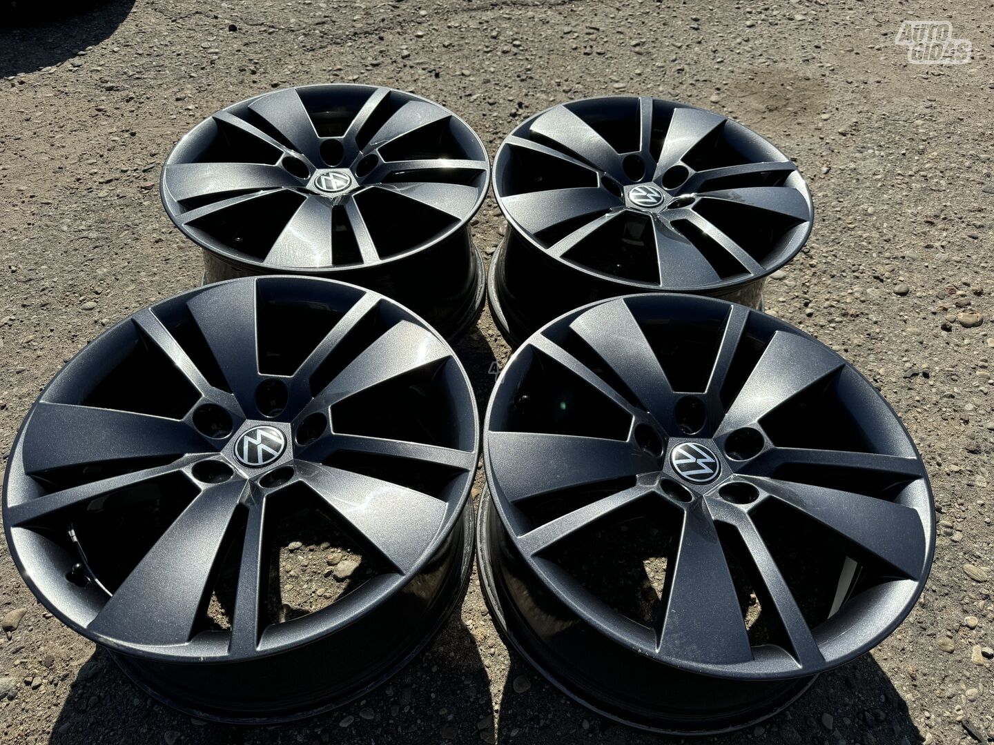 Volkswagen Siunciam, 8J ET44 light alloy R18 rims