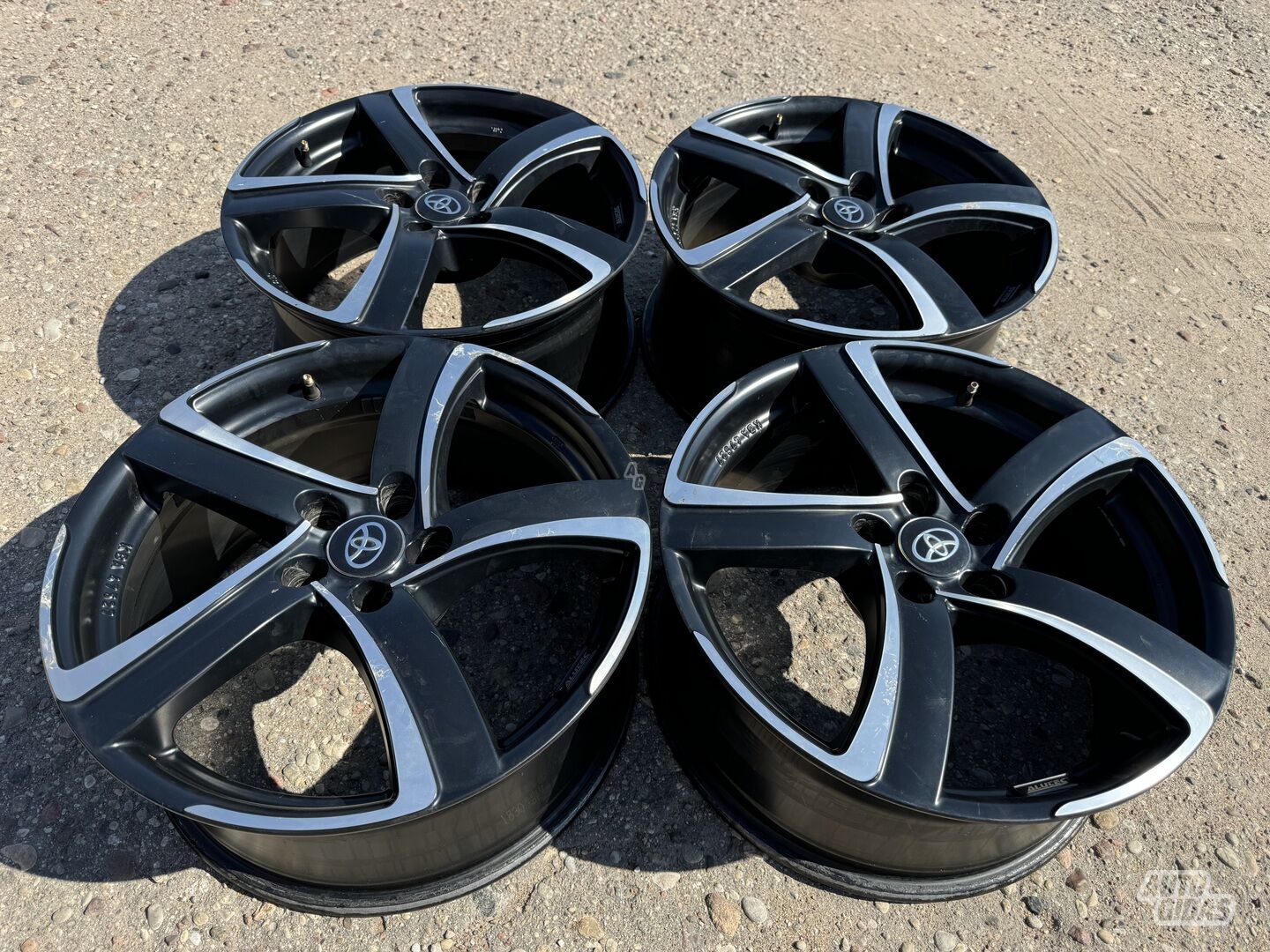 Toyota Siunciam, 8J ET35 light alloy R18 rims