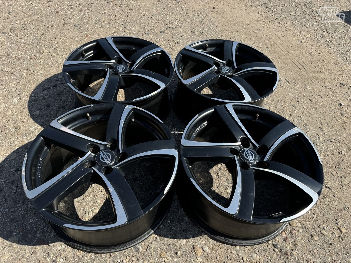 Nissan Siunciam, 8J ET35 light alloy R18 rims