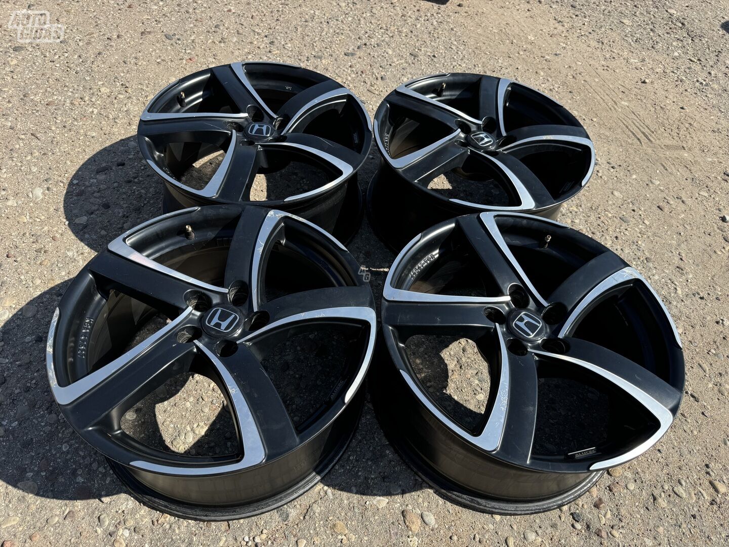 Honda Siunciam, 8J ET35 light alloy R18 rims