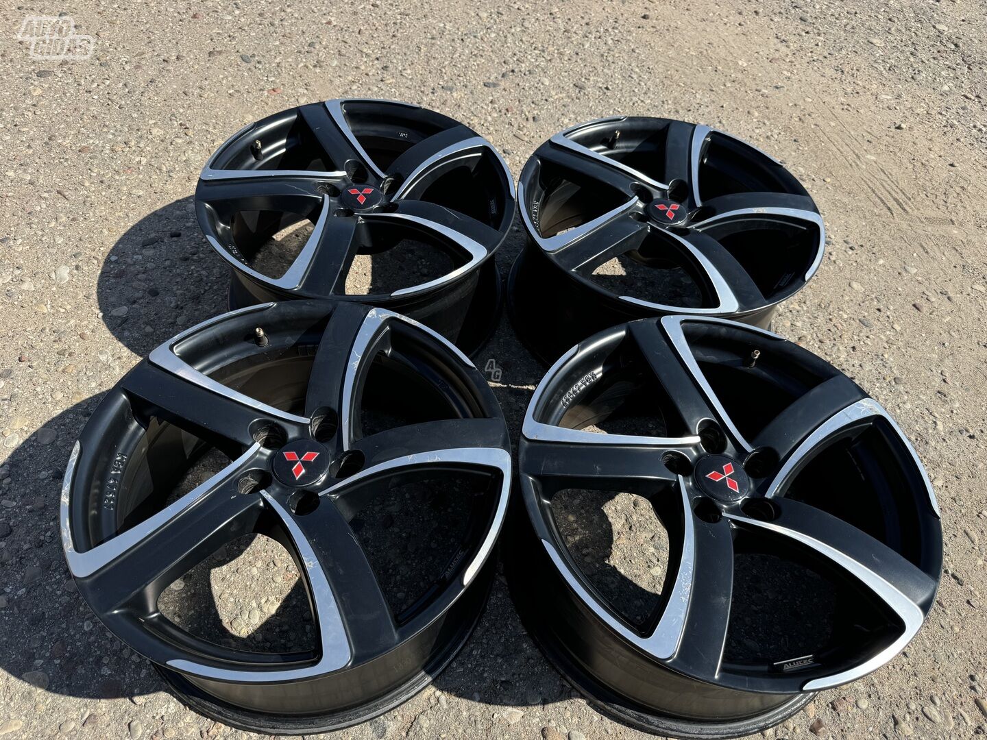 Mitsubishi Siunciam, 8J ET35 light alloy R18 rims